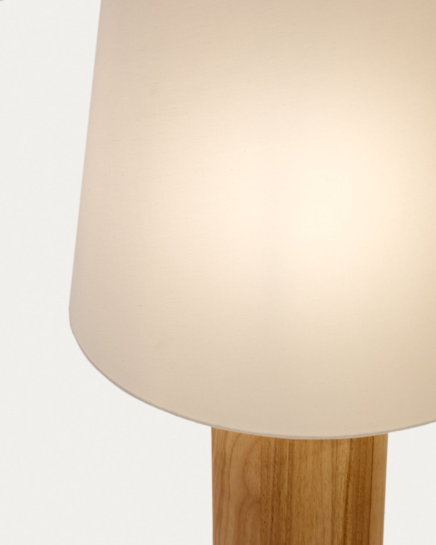 Lampada da terra Marga in legno massiccio con finitura naturale