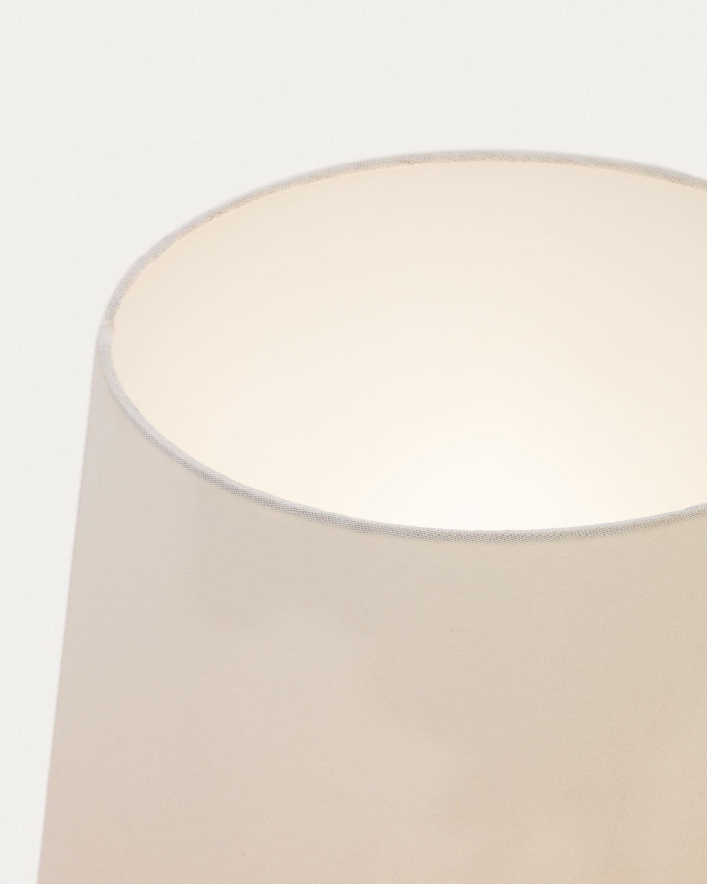 Lampada da terra Marga in legno massiccio con finitura naturale