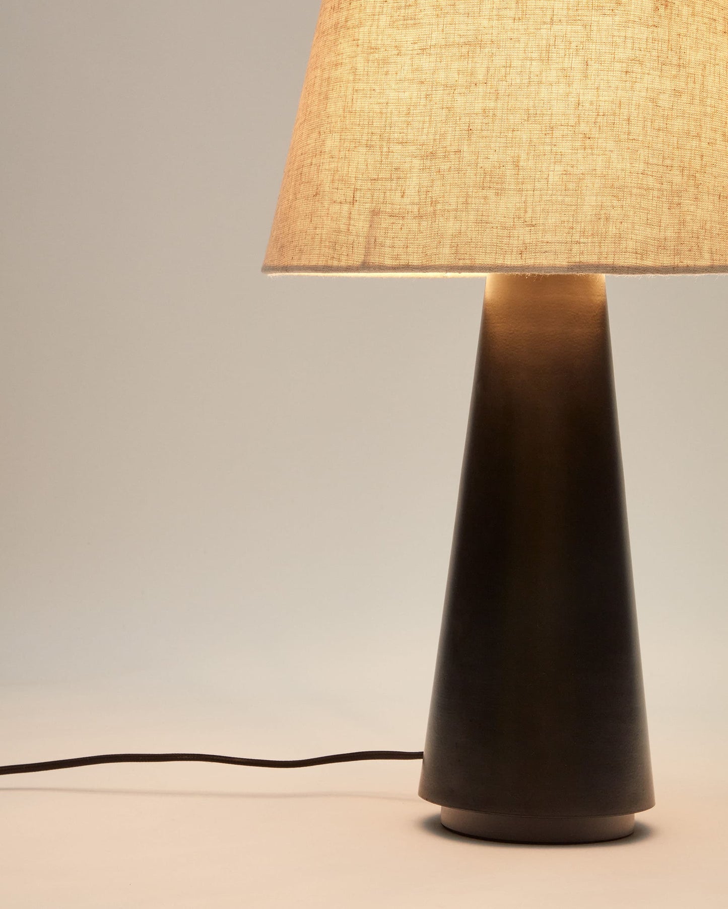 Lampada da tavolo Torrent in metallo verniciato nero con paralume in lino
