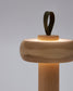 Lampada da tavolo portatile Luba in legno di frassino e maniglia in cotone verde