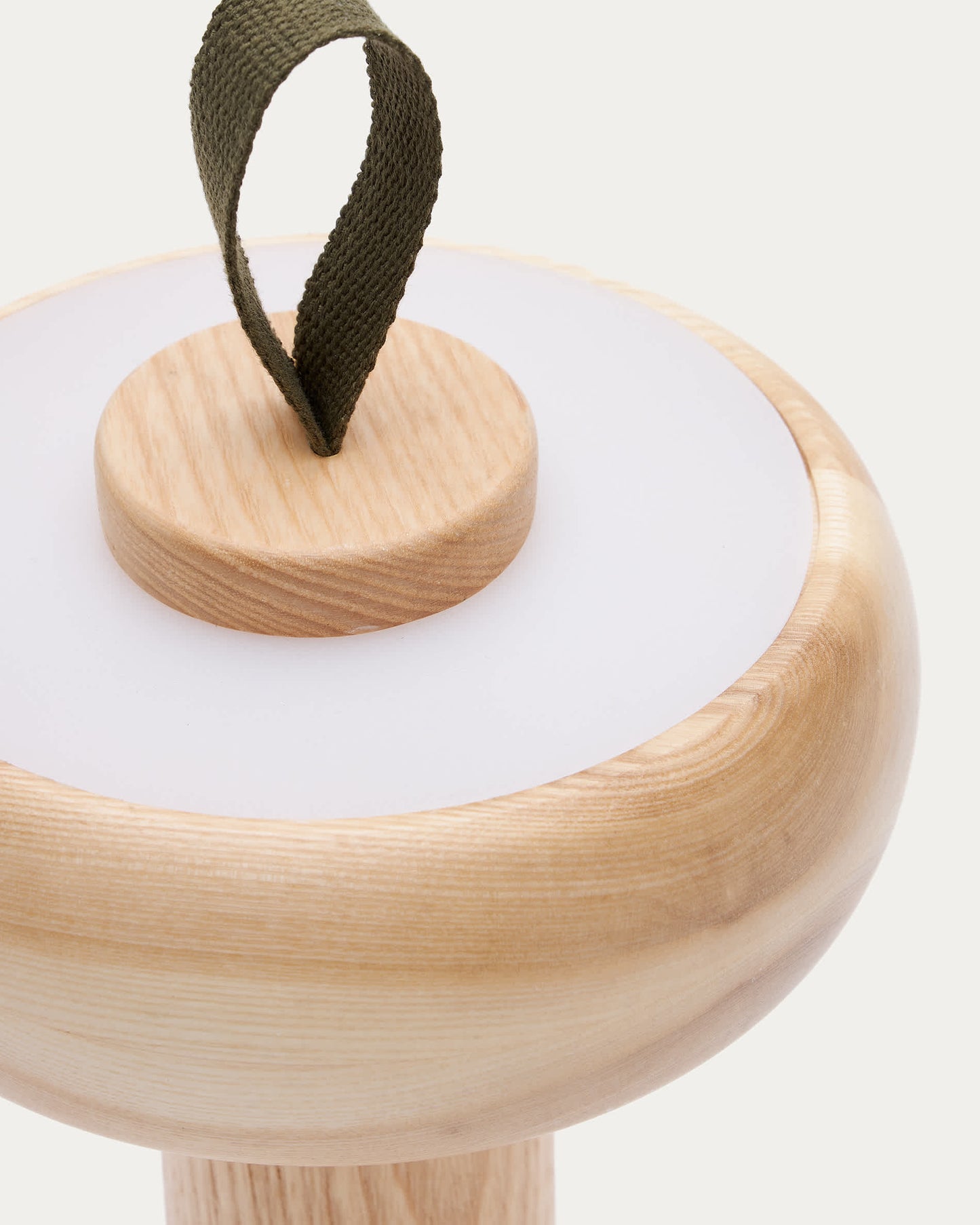 Lampada da tavolo portatile Luba in legno di frassino e maniglia in cotone verde