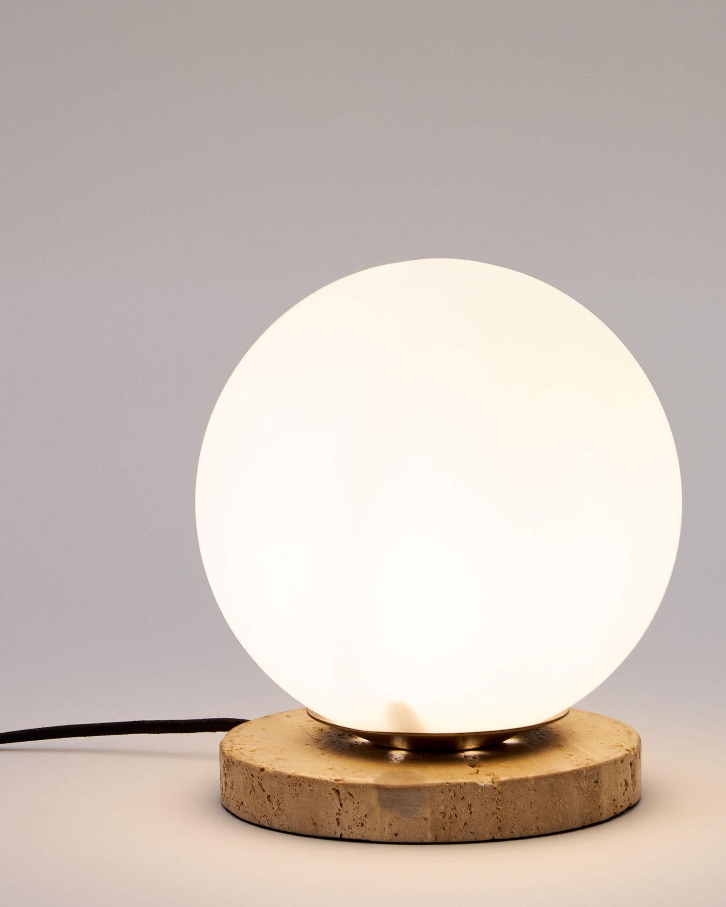 Lampada da tavolo Malachi di vetro glassato e travertino