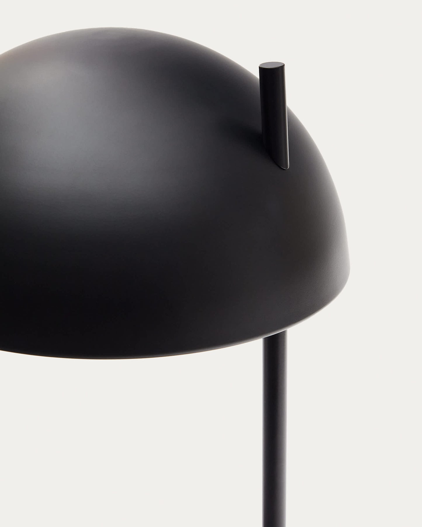 Lampada da tavolo Catlar in legno di frassino e metallo con finitura in nero