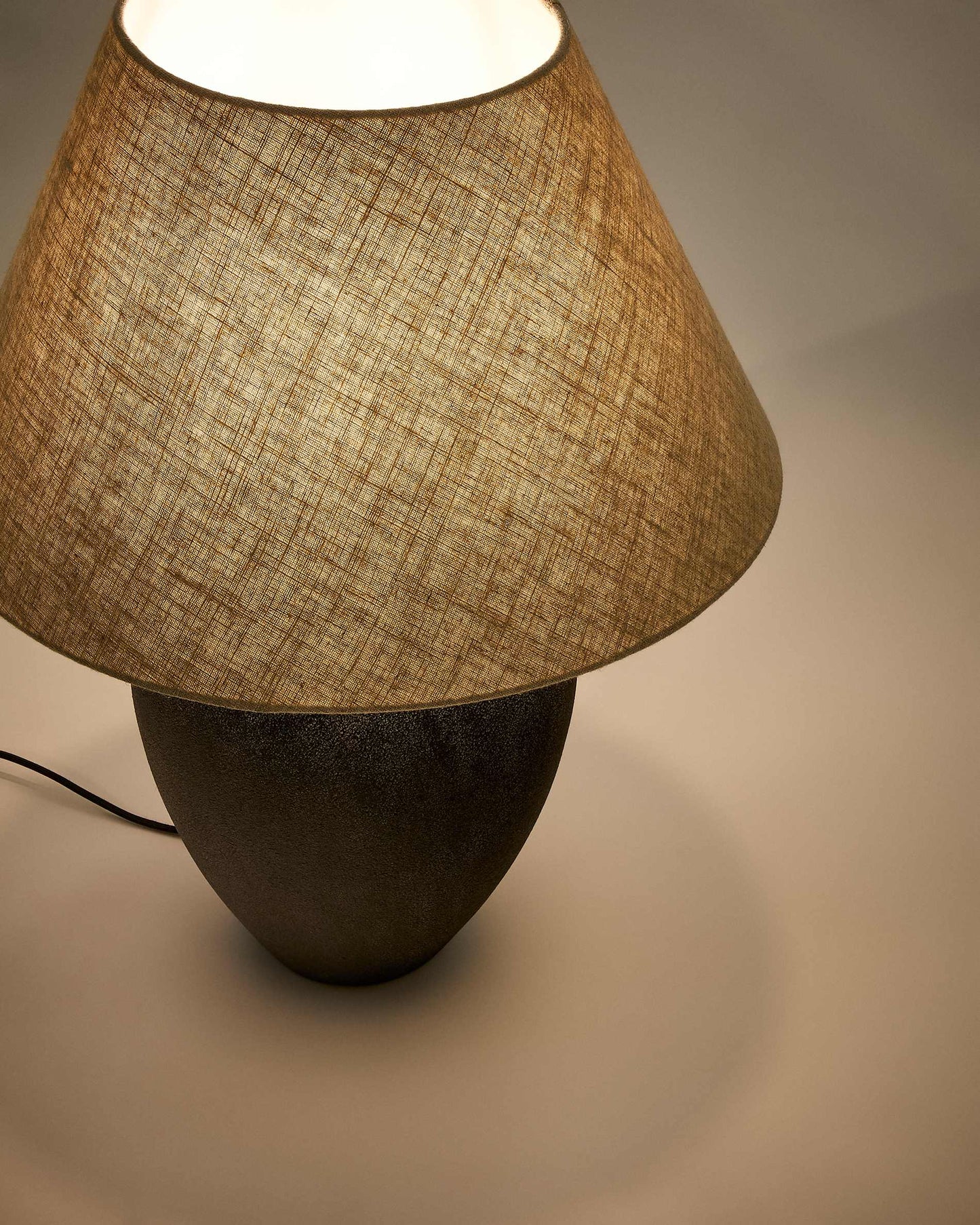 Lampada da tavolo Mercadal in ceramica con finitura in nero