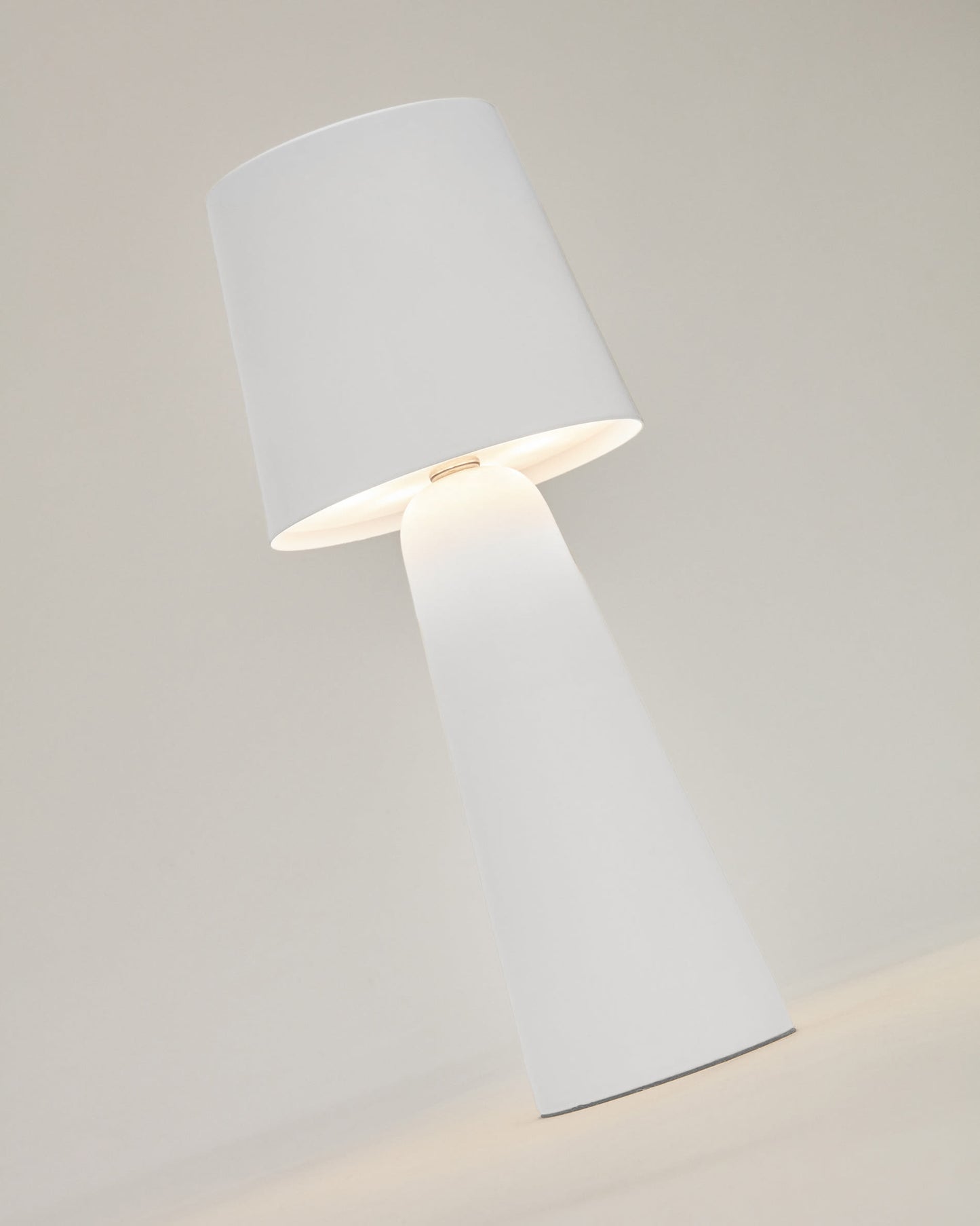 Lampada da tavolo piccola da esterni Arenys in metallo con finitura in bianco