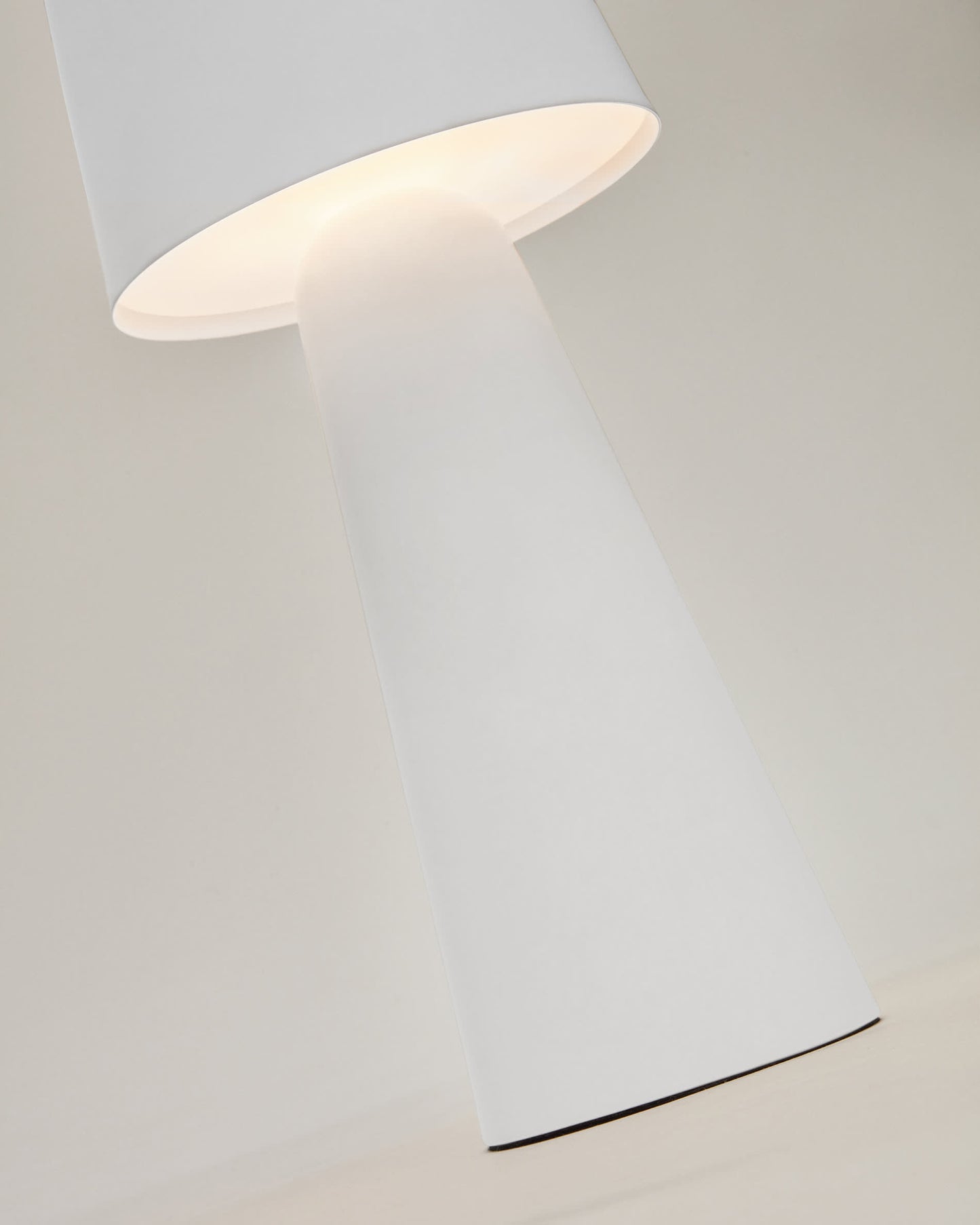 Lampada da tavolo grande da esterni Arenys in metallo con finitura in bianco