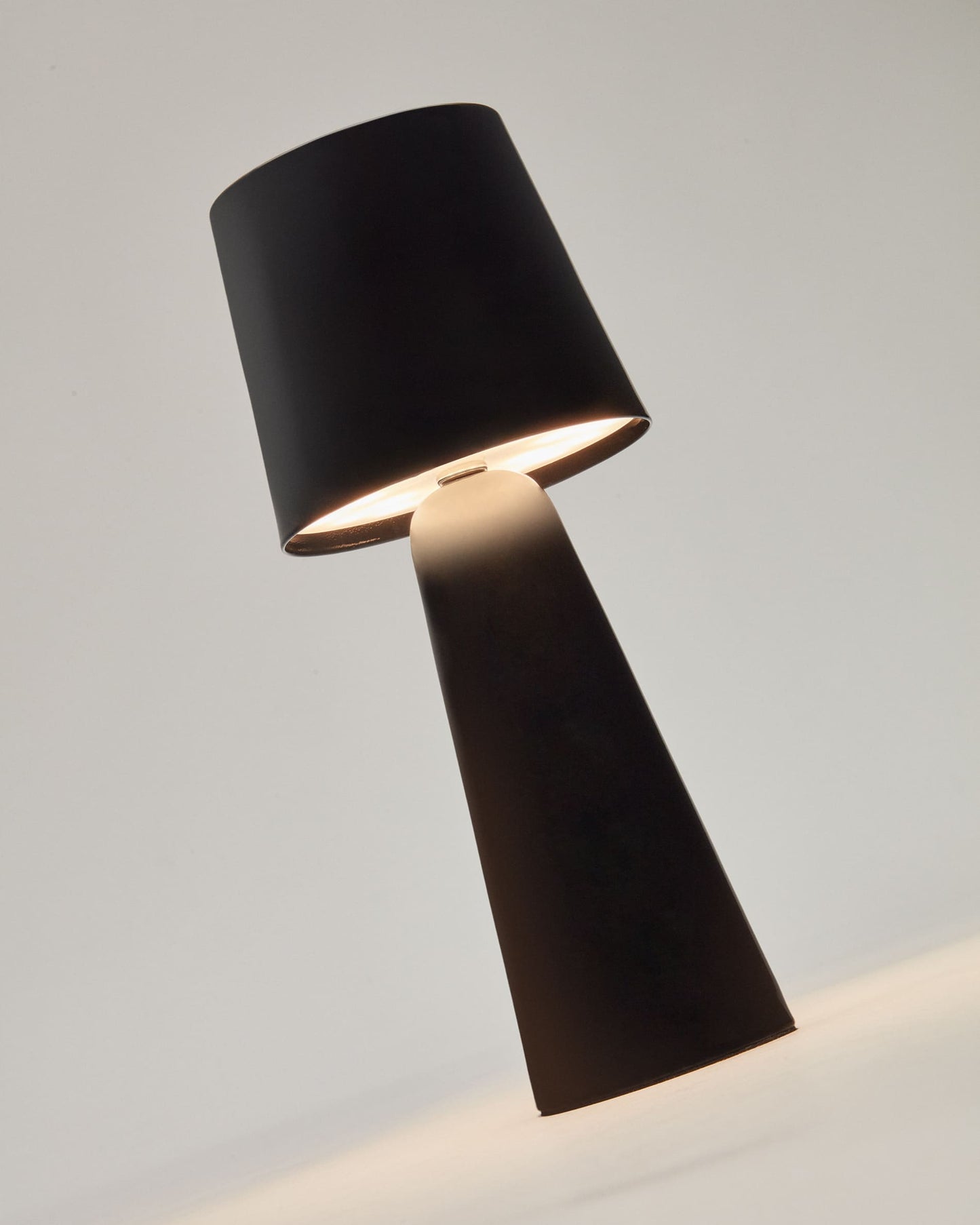 Lampada da tavolo piccola da esterni Arenys in metallo con finitura in nero