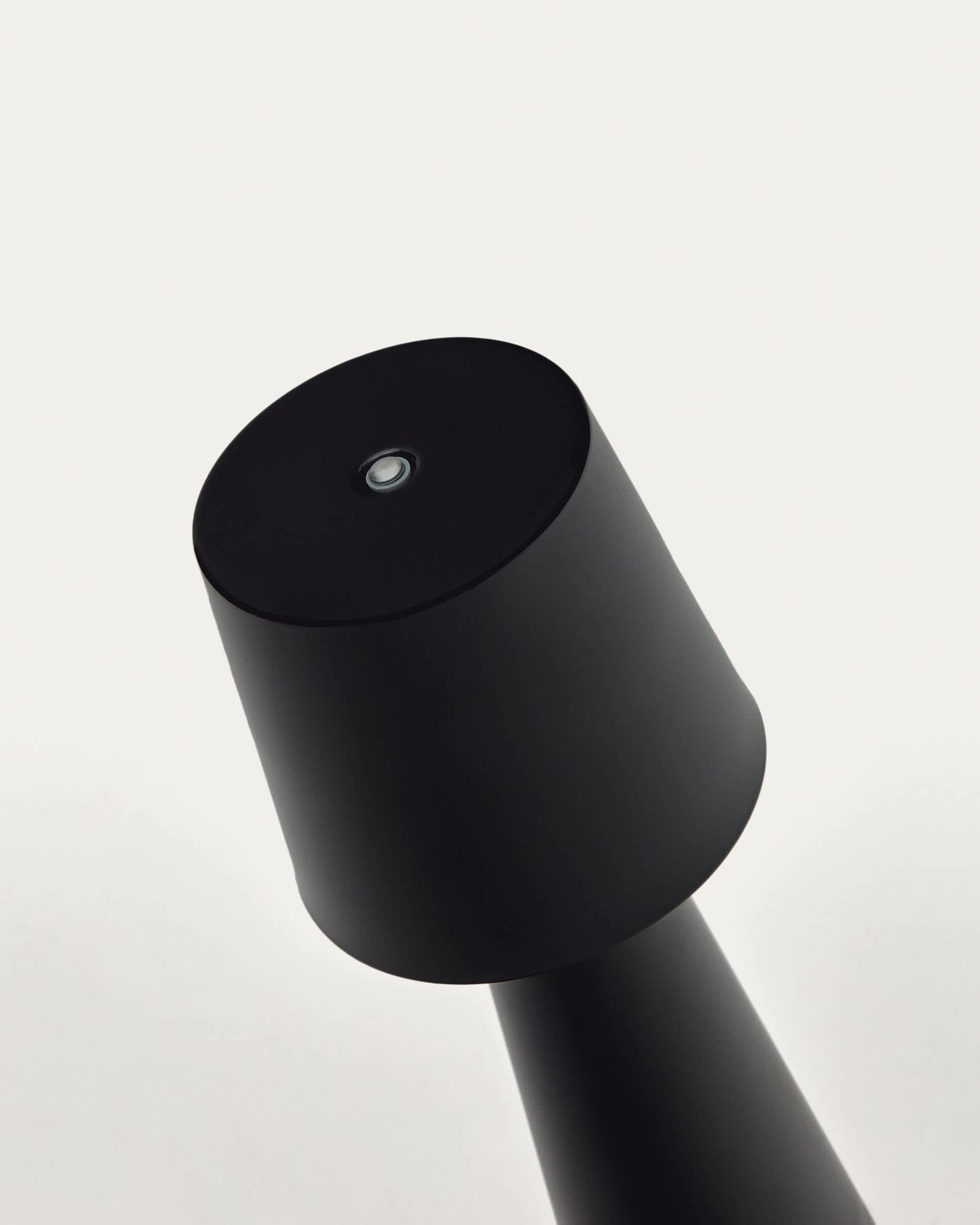 Lampada da tavolo piccola da esterni Arenys in metallo con finitura in nero