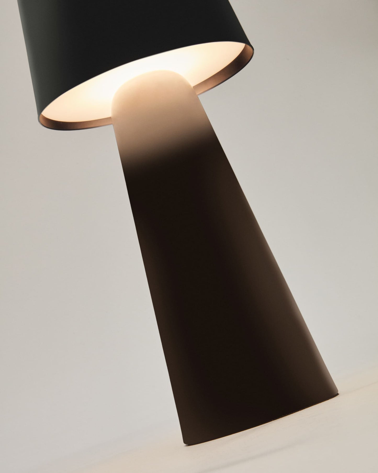 Lampada da tavolo grande da esterni Arenys in metallo con finitura in nero