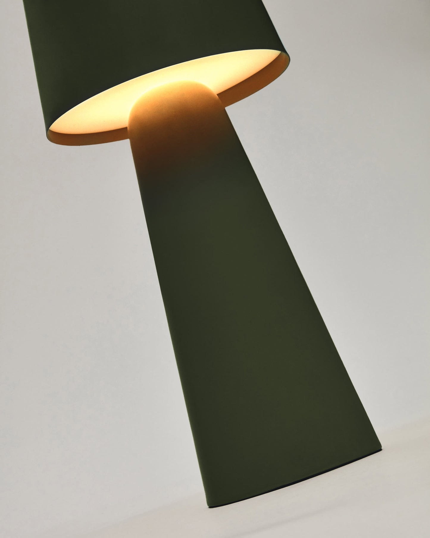 Lampada da tavolo grande da esterni Arenys in metallo con finitura in verde
