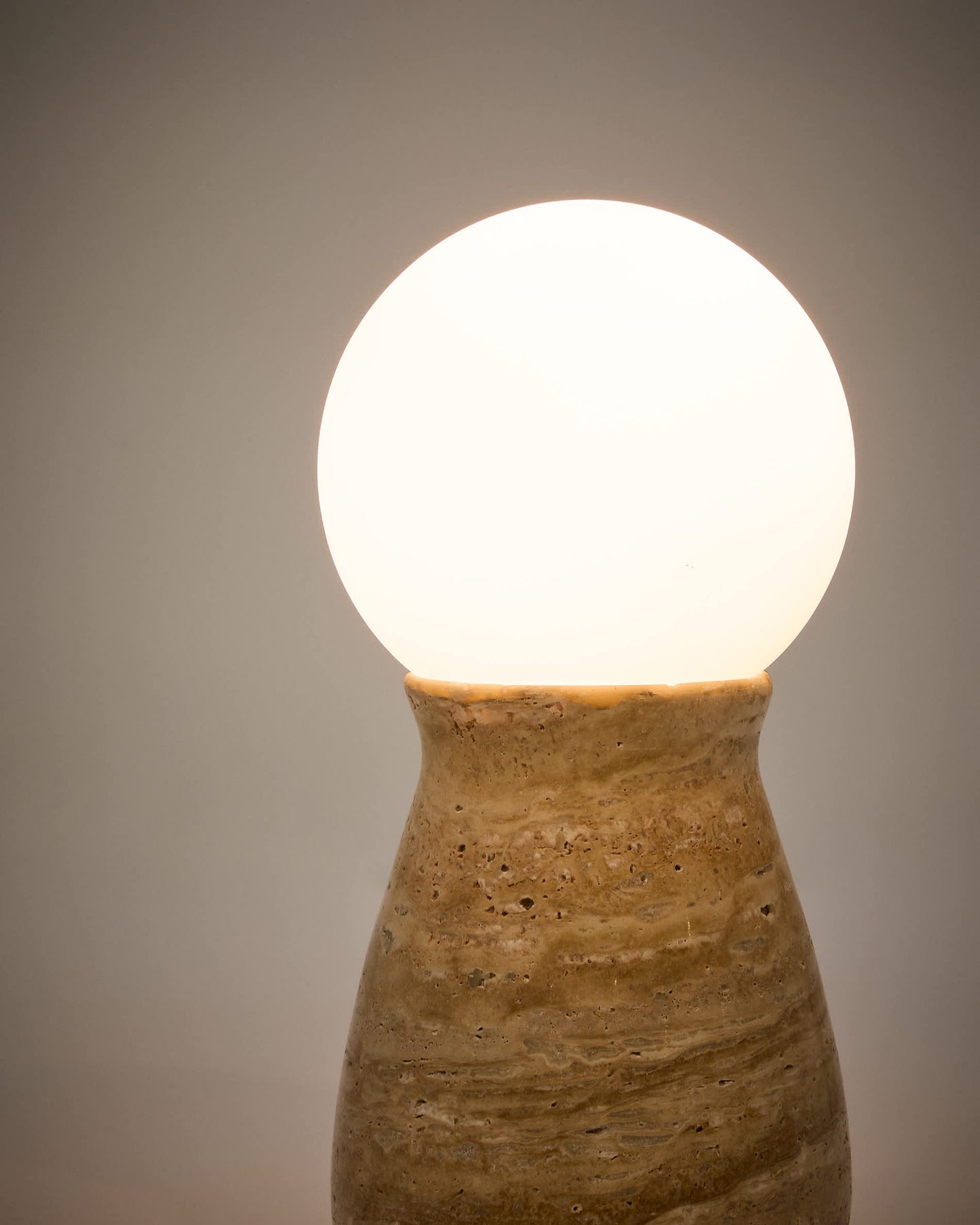 Lampada da tavolo Okeni in travertino e vetro