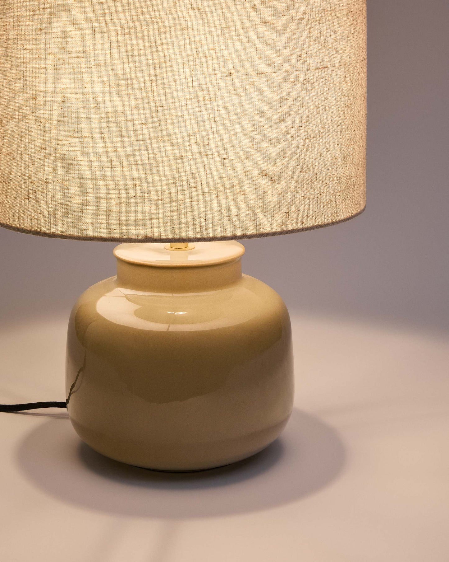 Lampada da tavolo Tay in ceramica verde e lino beige
