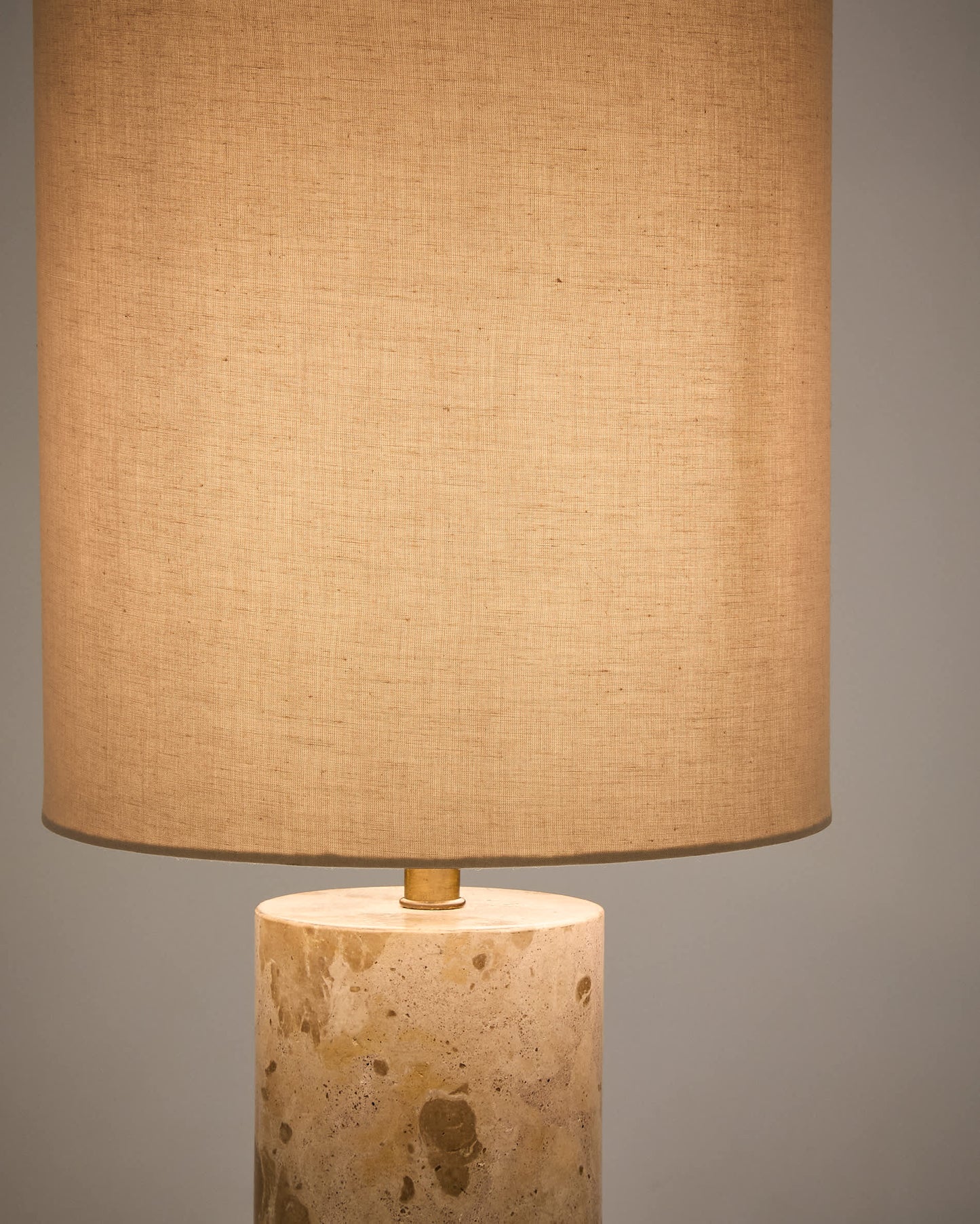 Lampada da tavolo Raze in marmo beige con paralume in lino beige
