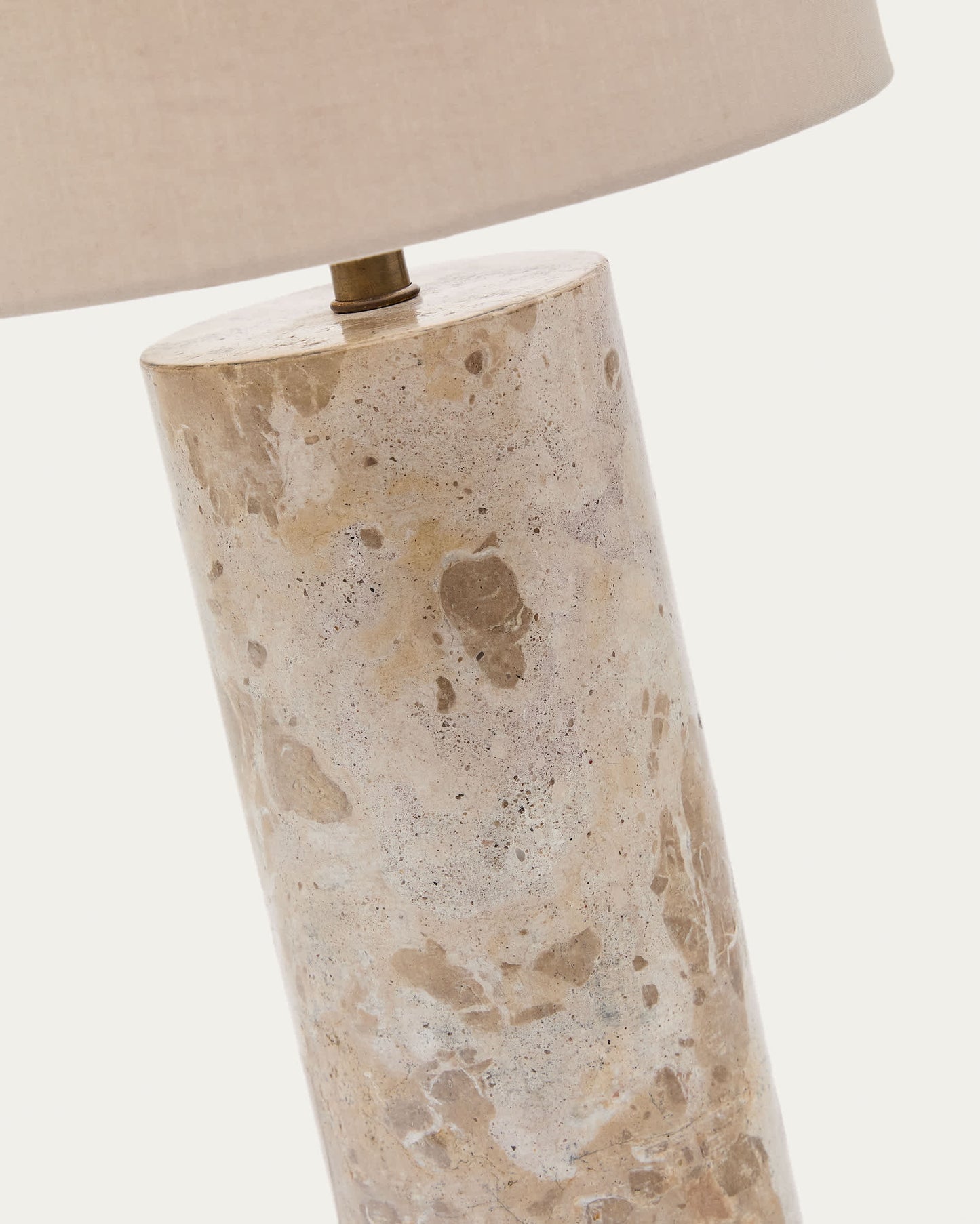 Lampada da tavolo Raze in marmo beige con paralume in lino beige