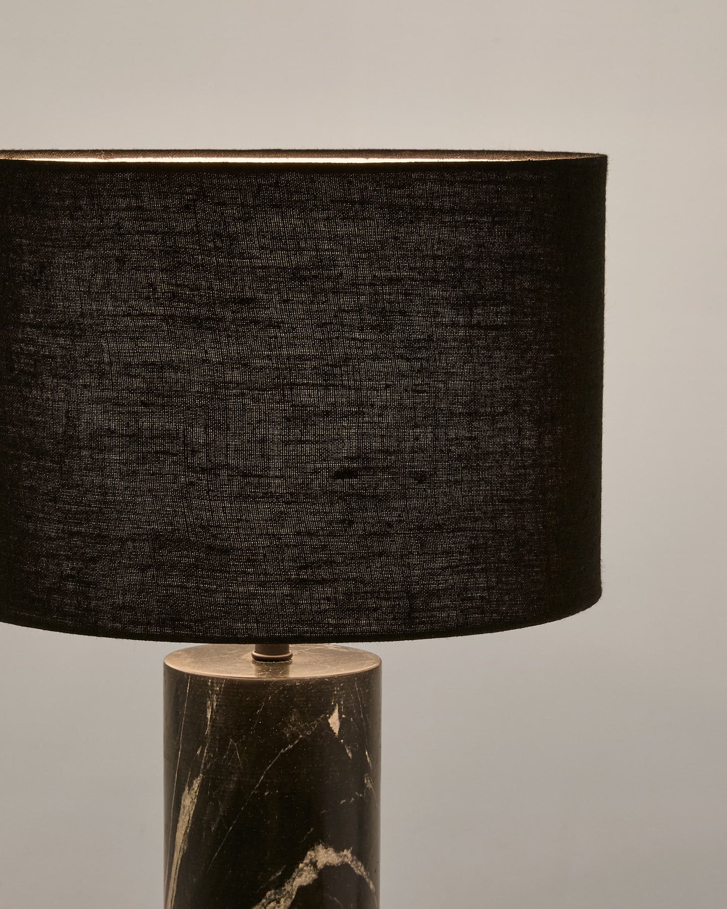 Lampada da tavolo Vex in marmo nero con paralume in lino nero