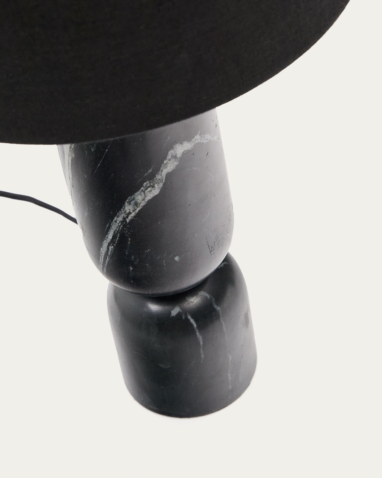 Lampada da tavolo Vex in marmo nero con paralume in lino nero