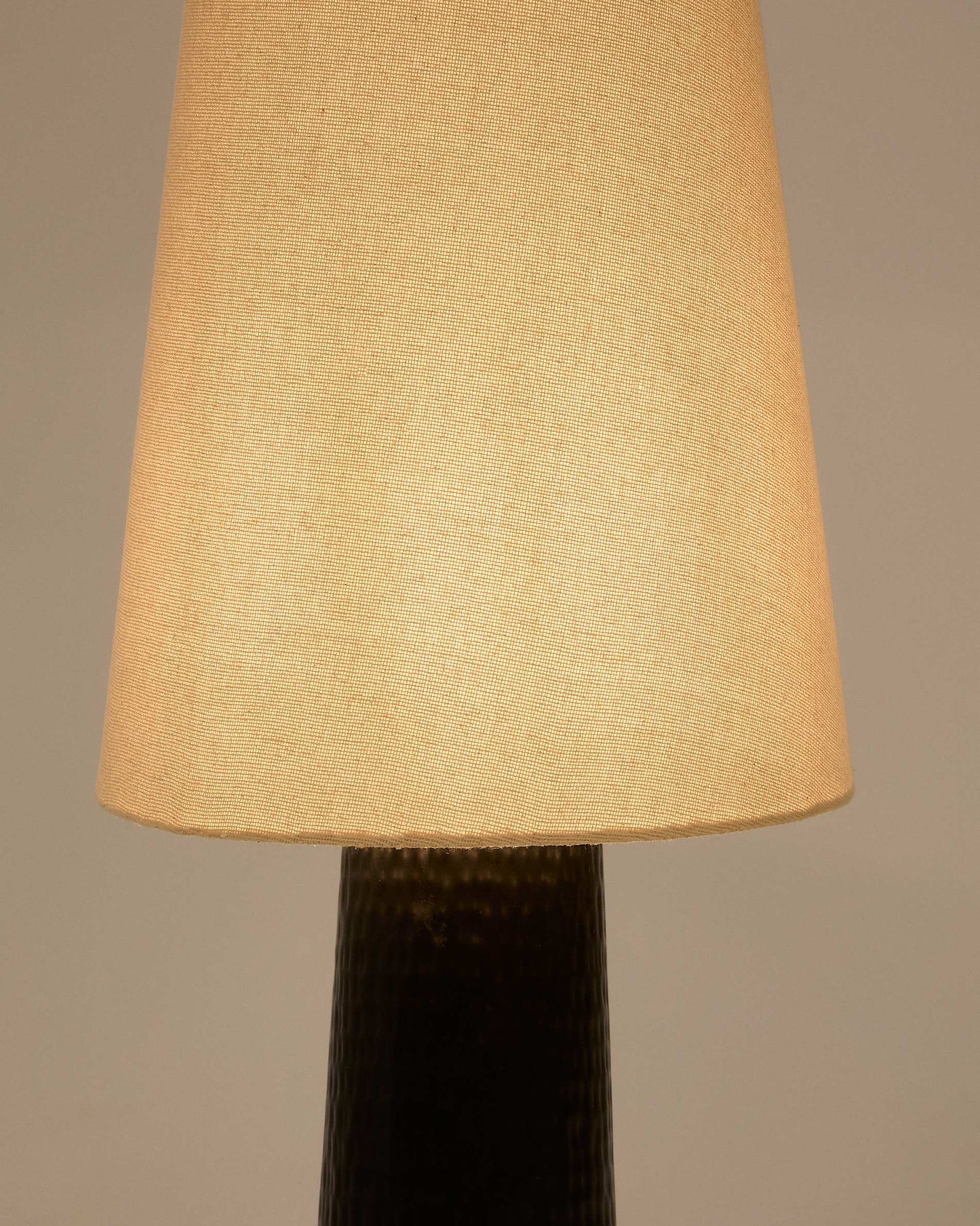 Lampada da terra Senni in metallo verniciato nero