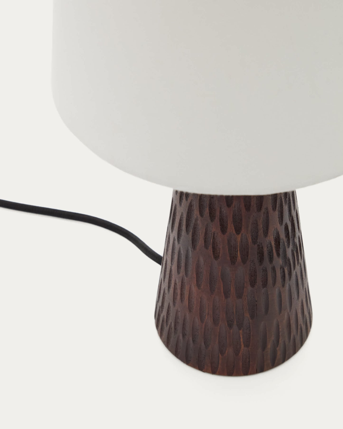 Lampada da tavolo Amire in legno con finitura scura