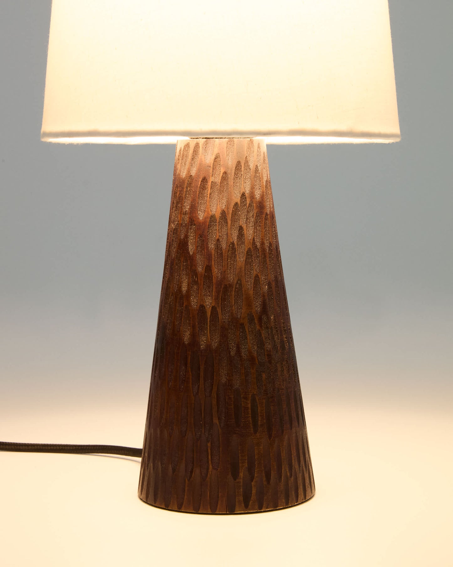 Lampada da tavolo Amire in legno con finitura scura