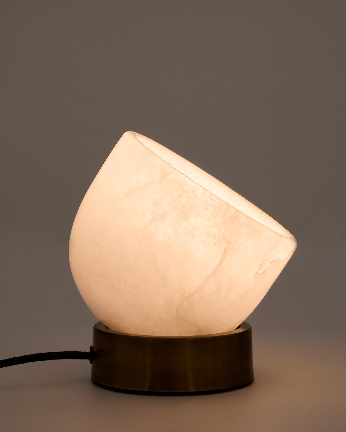 Lampada da tavolo Shenli in alabastro e metallo con finitura in ottone