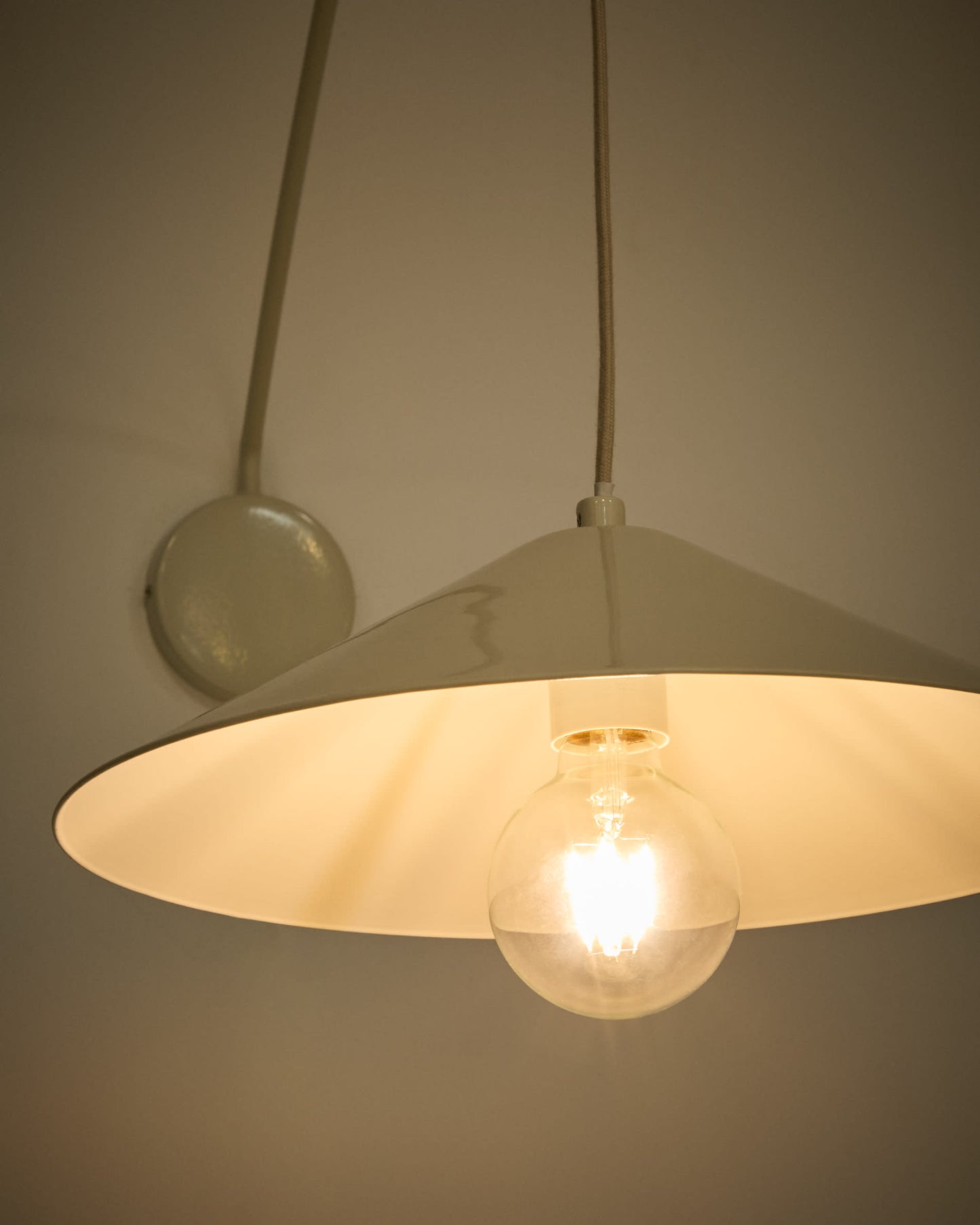 Applique Kally in metallo con finitura verniciata beige