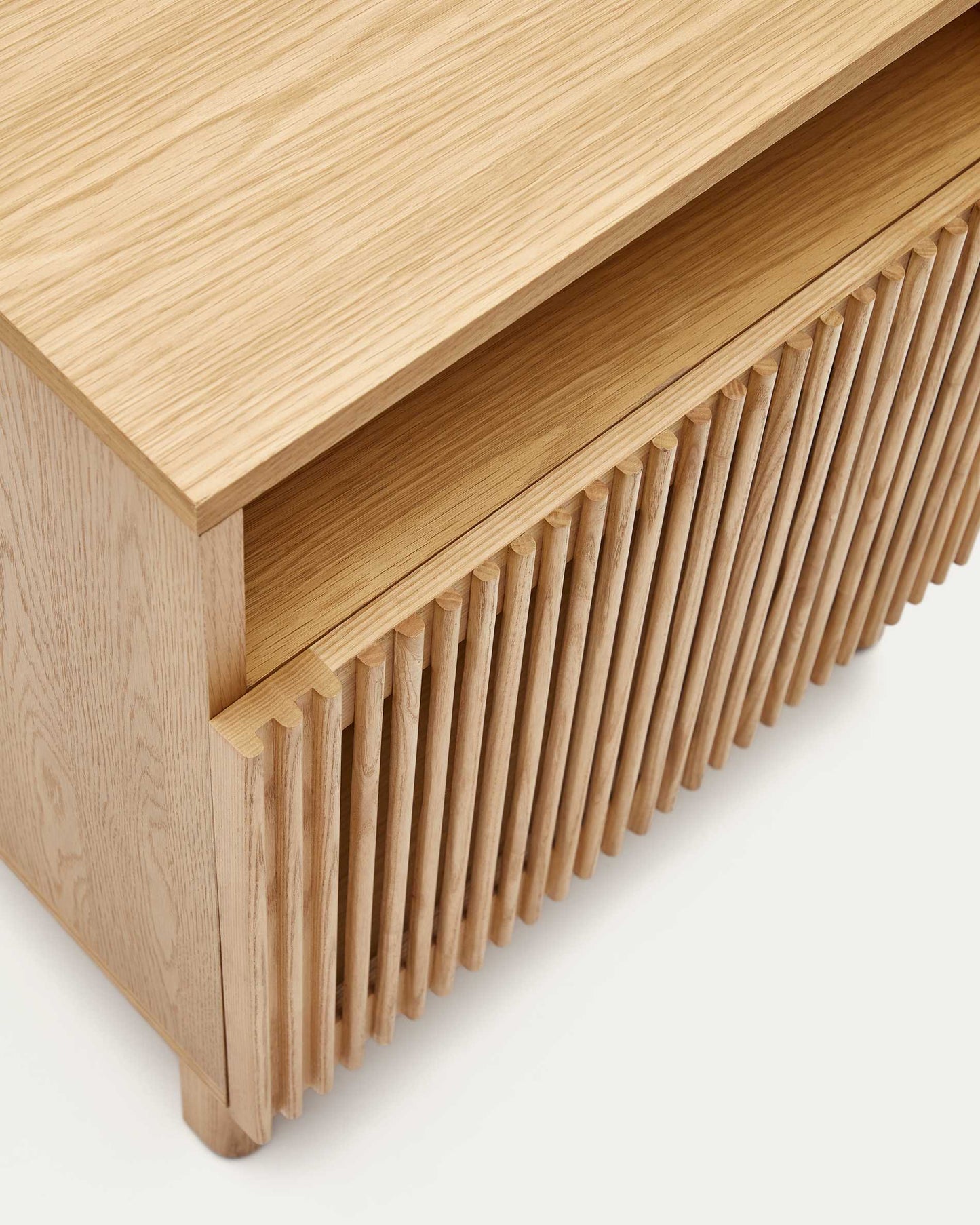Comodino Beyla in legno massello di frassino e impiallacciatura rovere 53 x 62 cm