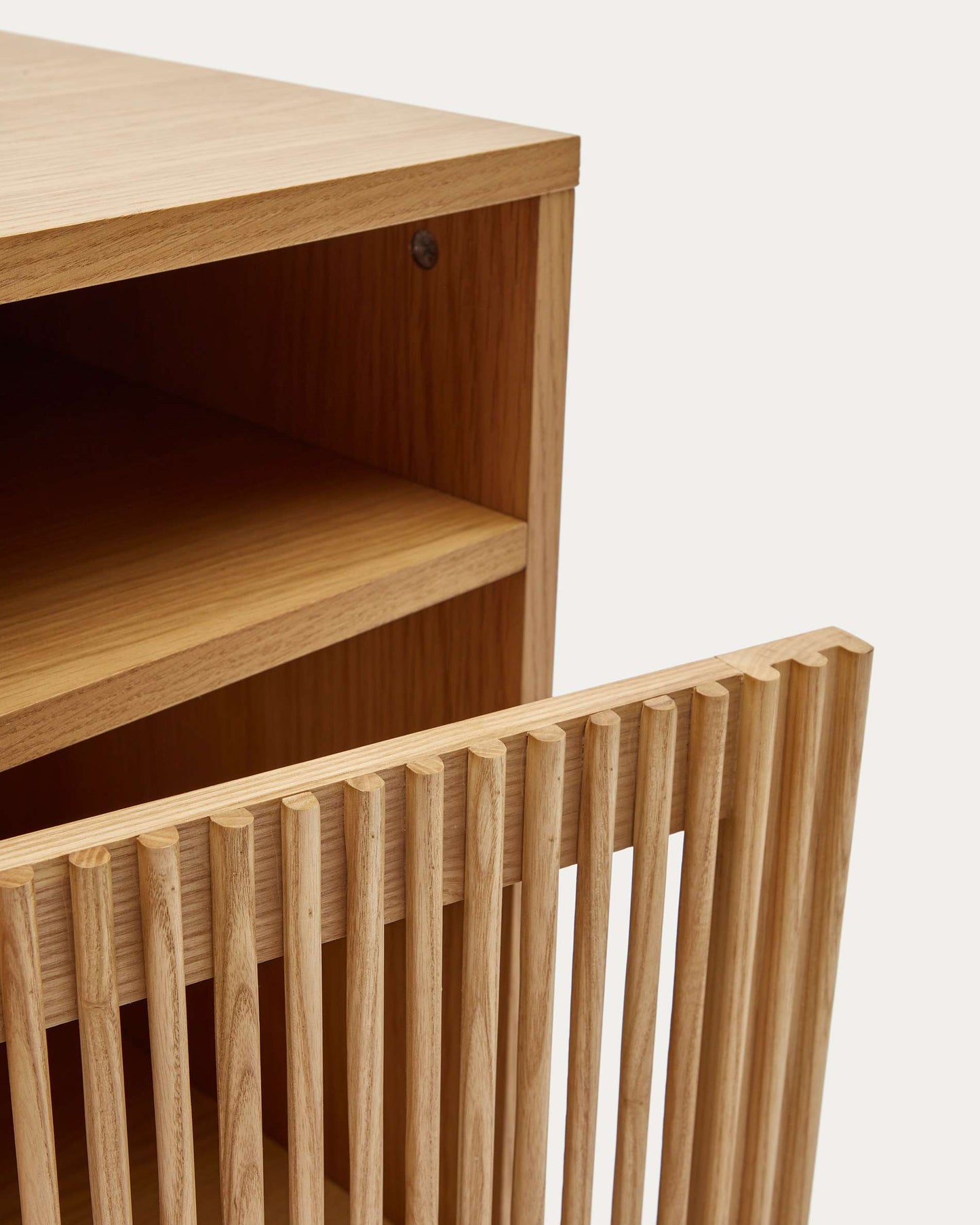 Comodino Beyla in legno massello di frassino e impiallacciatura rovere 53 x 62 cm