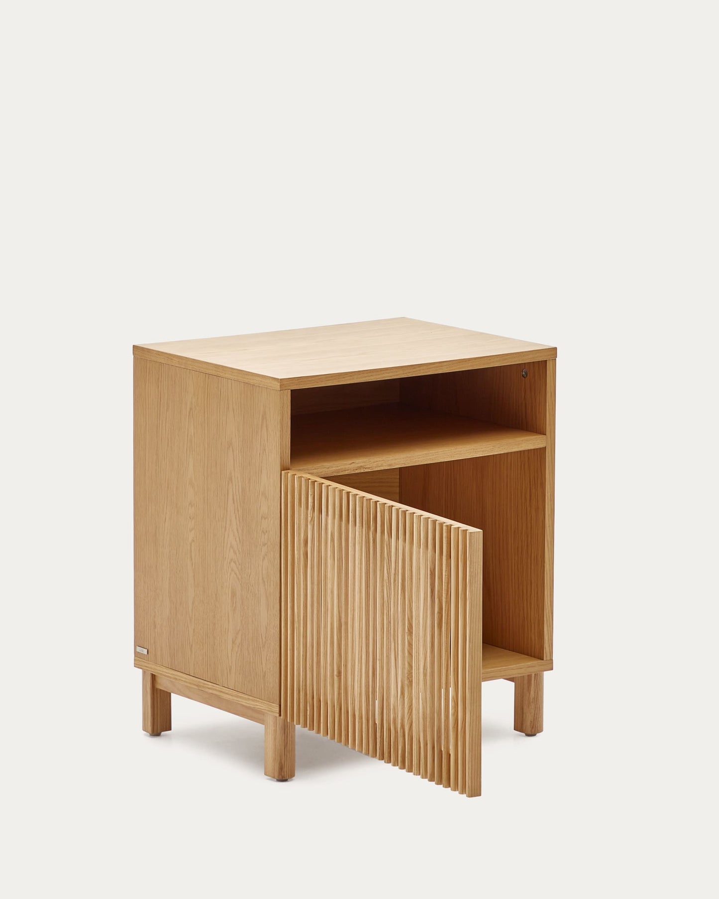 Comodino Beyla in legno massello di frassino e impiallacciatura rovere 53 x 62 cm