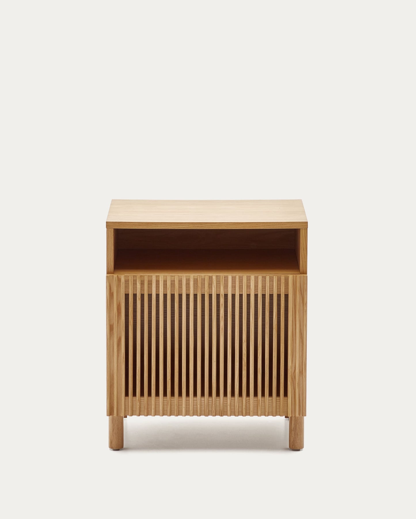 Comodino Beyla in legno massello di frassino e impiallacciatura rovere 53 x 62 cm