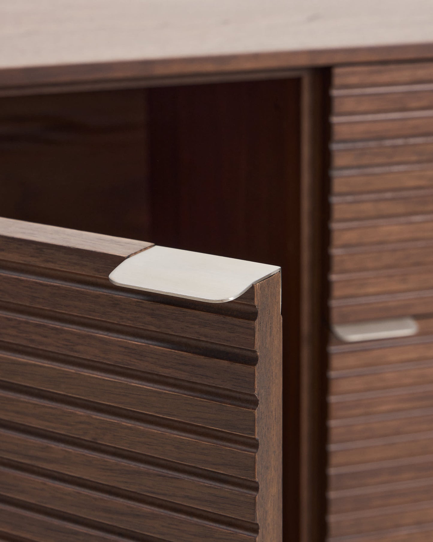 Credenza Norlen 4 ante e 2 cassetti in impiallacciato di noce 194,5 x 78 cm