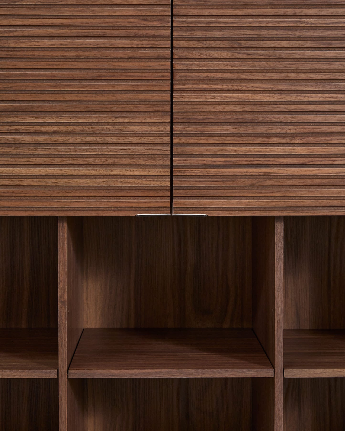 Credenza alta Norlen 4 ante in impiallacciato di noce 100 x 163 cm