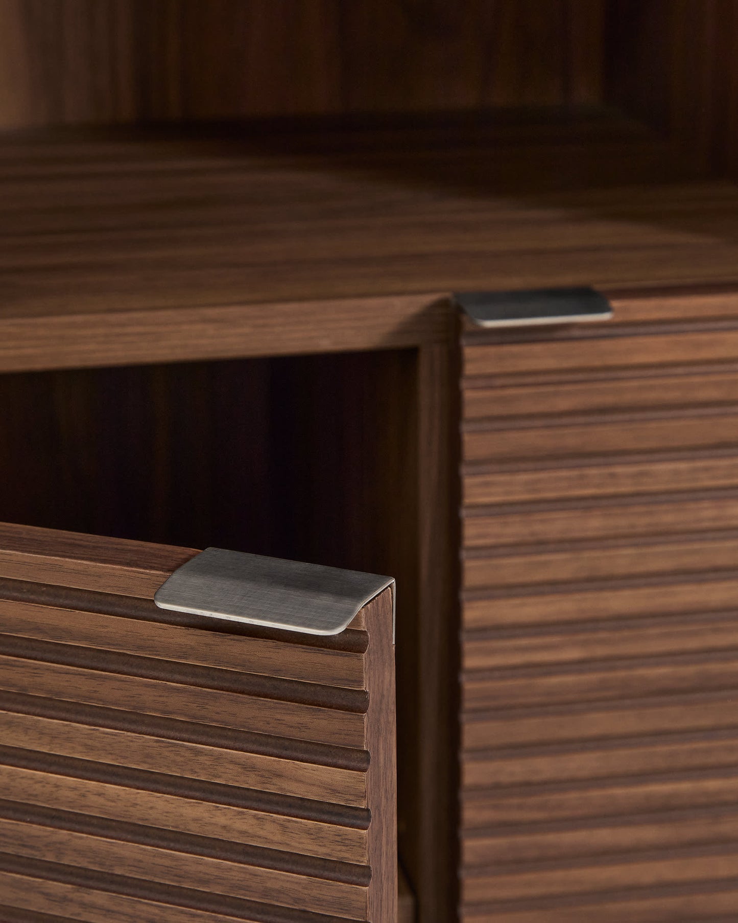 Credenza alta Norlen 4 ante in impiallacciato di noce 100 x 163 cm