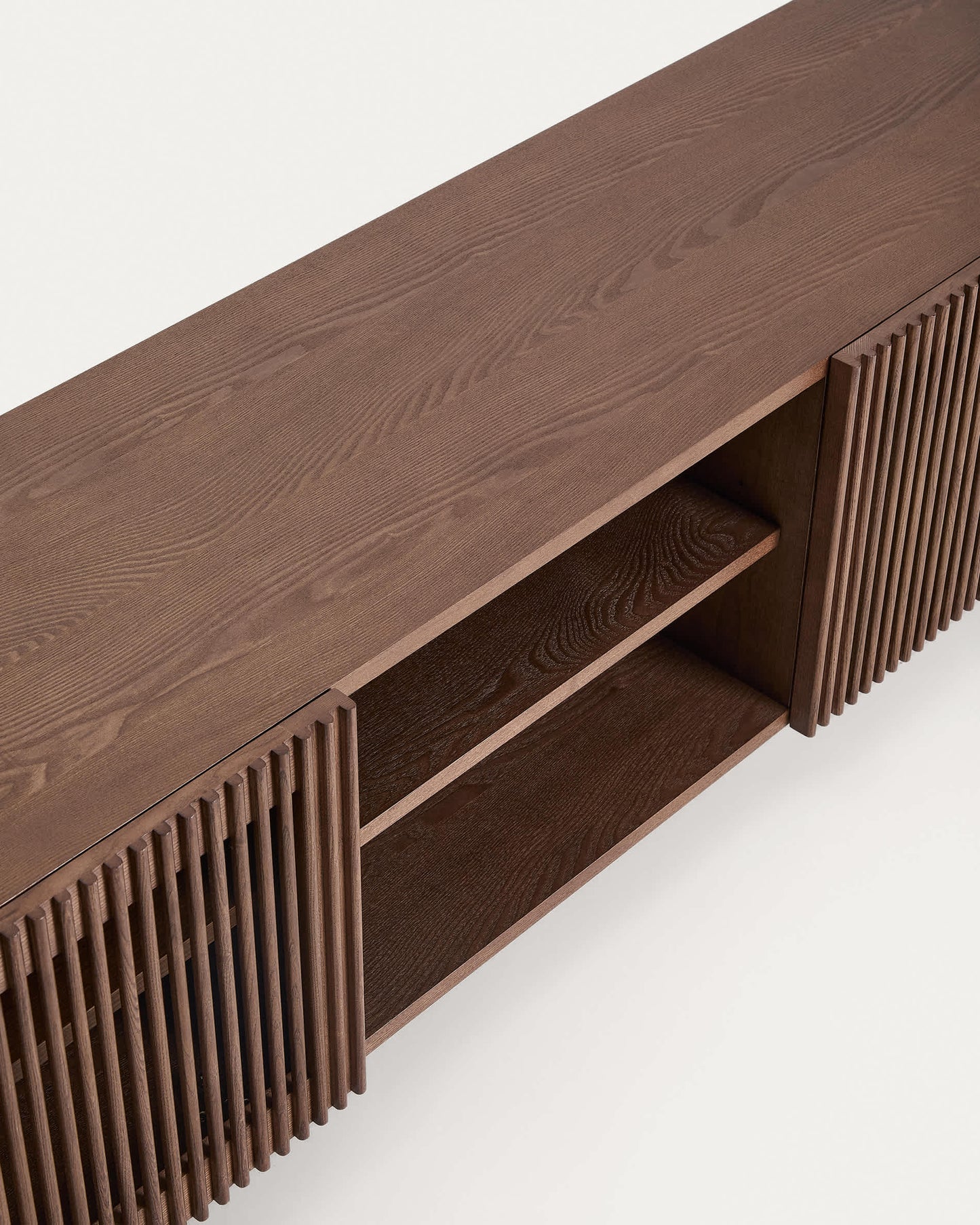 Mobile TV Beyla a 2 ante in impiallacciato e legno massiccio di frassino con finitura tono noce 180 x 49,5 cm