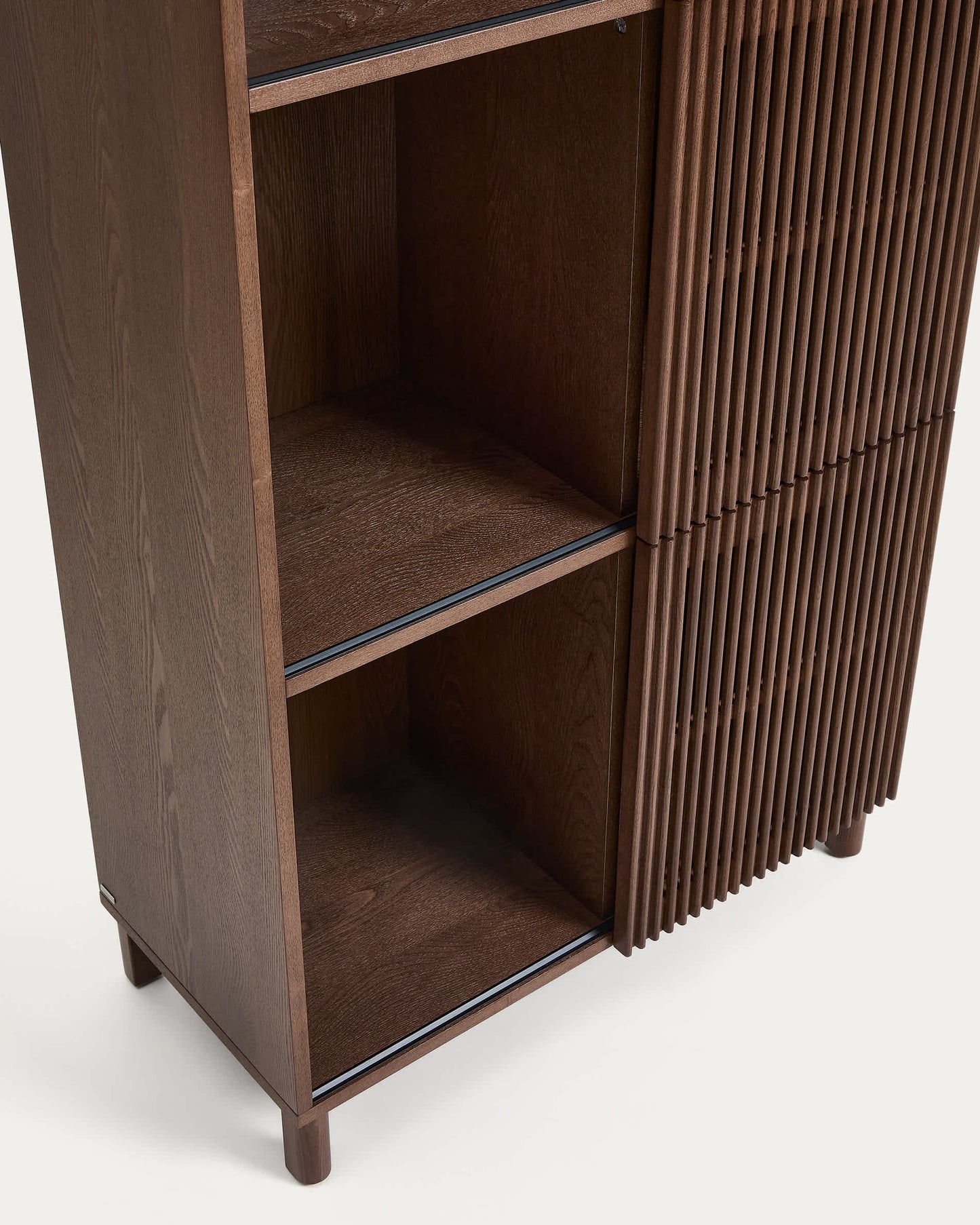 Scaffalatura Beyla in impiallacciato e legno massiccio di frassino con finitura noce 84,5 x 170 cm