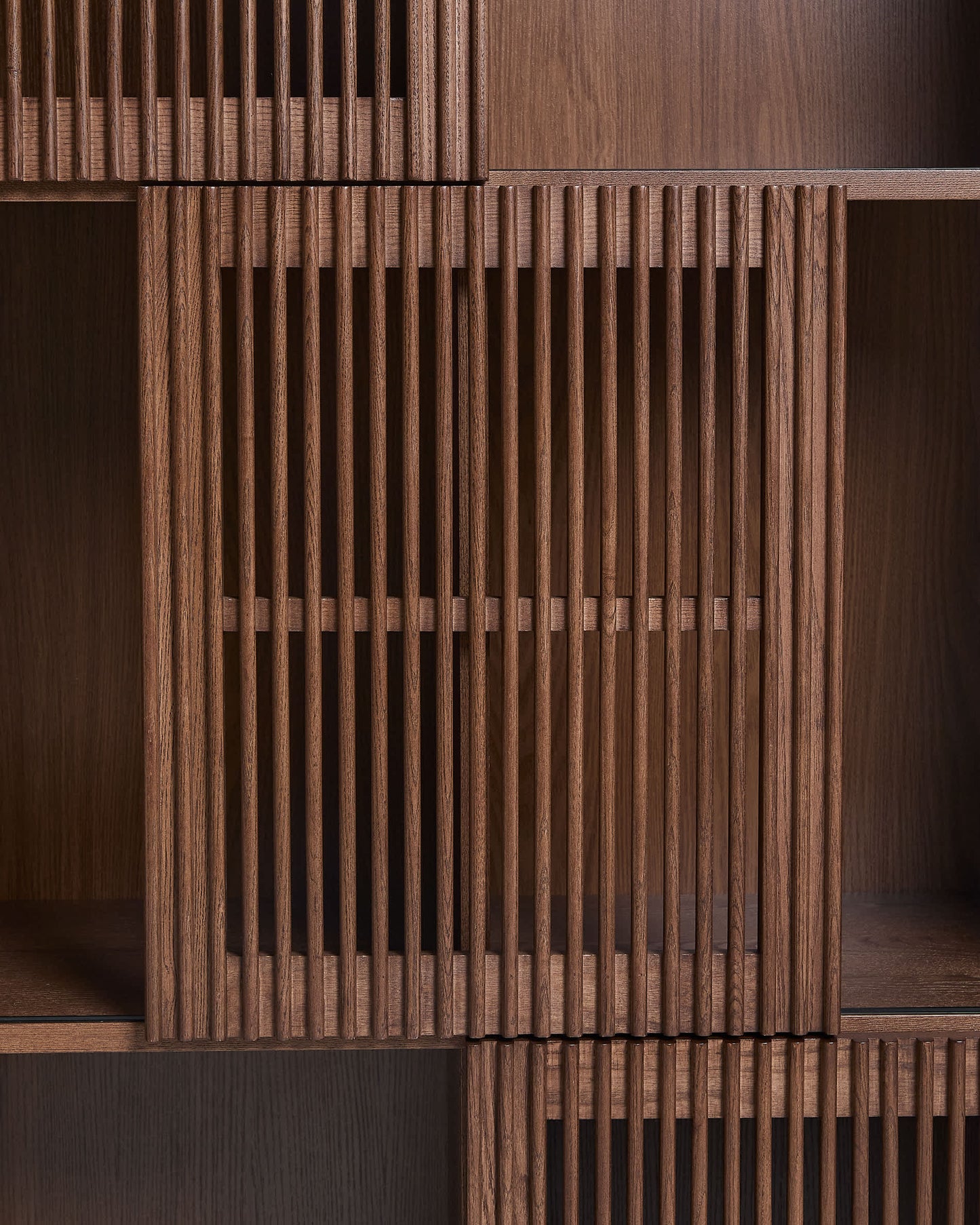 Scaffalatura Beyla in impiallacciato e legno massiccio di frassino con finitura noce 84,5 x 170 cm