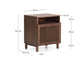 Comodino Beyla in impiallacciato e legno massiccio di frassino con finitura noce 53 x 62,5 cm