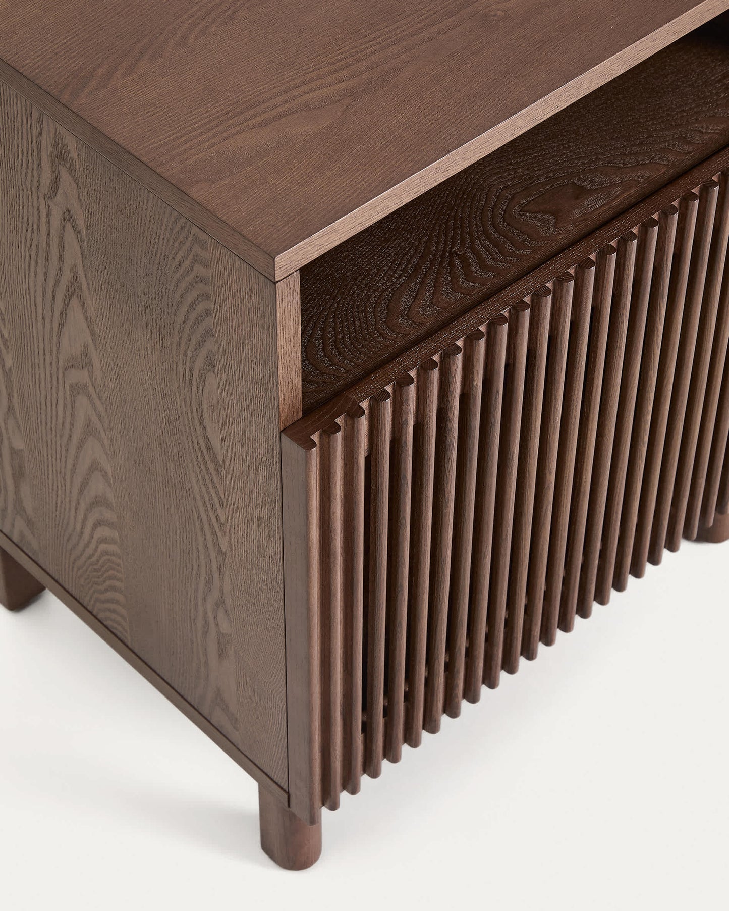 Comodino Beyla in impiallacciato e legno massiccio di frassino con finitura noce 53 x 62,5 cm