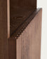 Comodino Beyla in impiallacciato e legno massiccio di frassino con finitura noce 53 x 62,5 cm