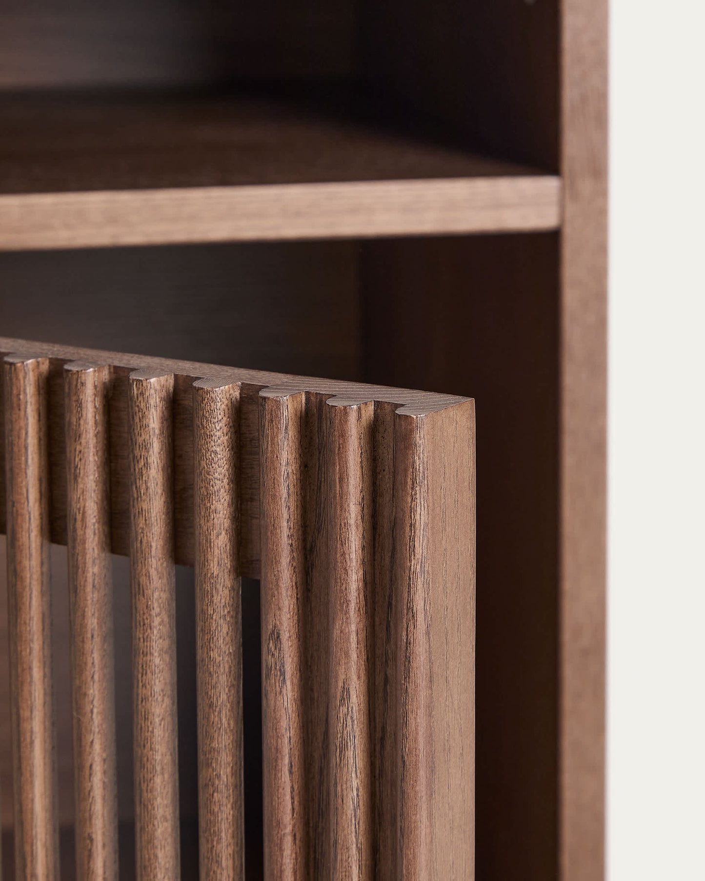Comodino Beyla in impiallacciato e legno massiccio di frassino con finitura noce 53 x 62,5 cm