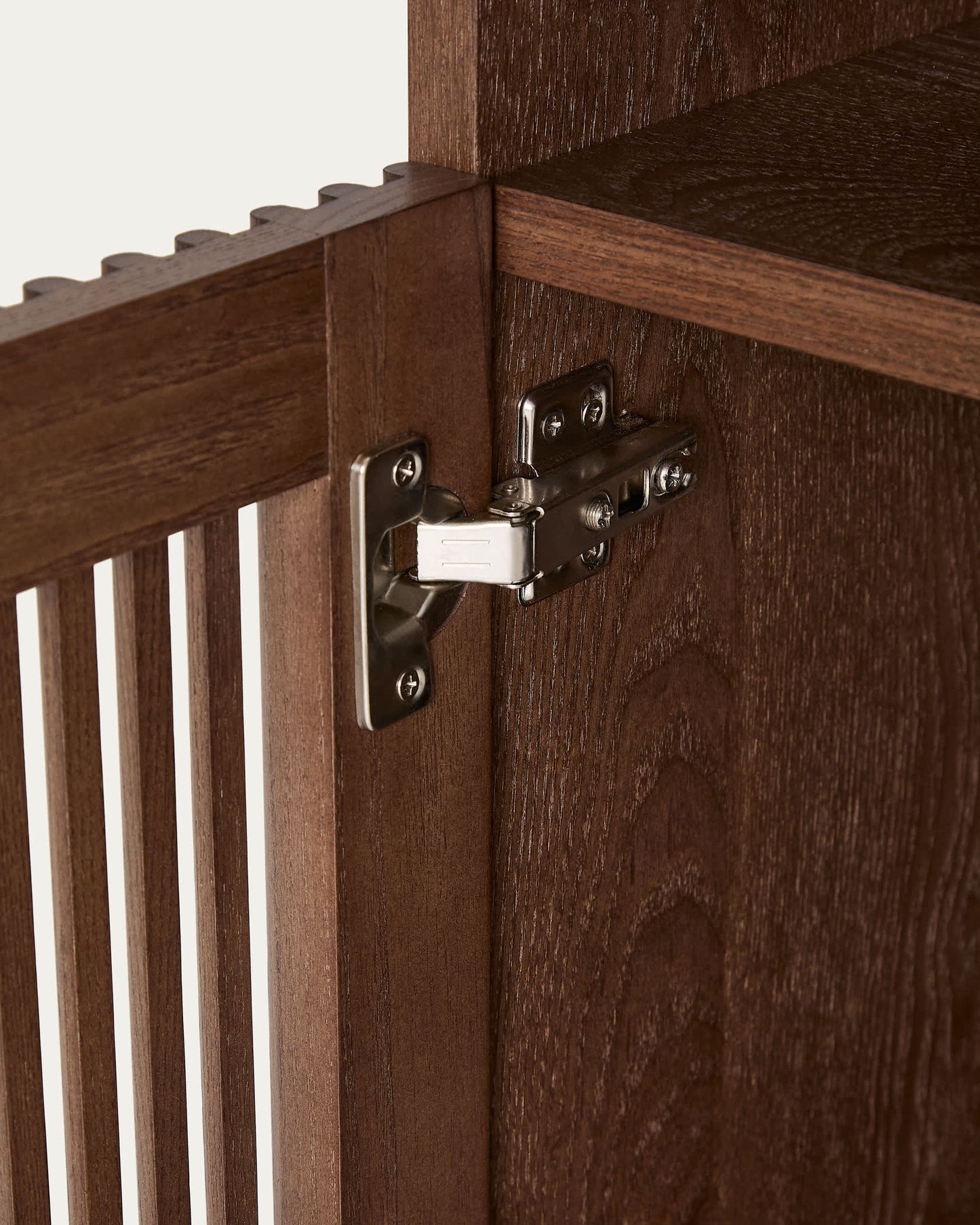 Comodino Beyla in impiallacciato e legno massiccio di frassino con finitura noce 53 x 62,5 cm