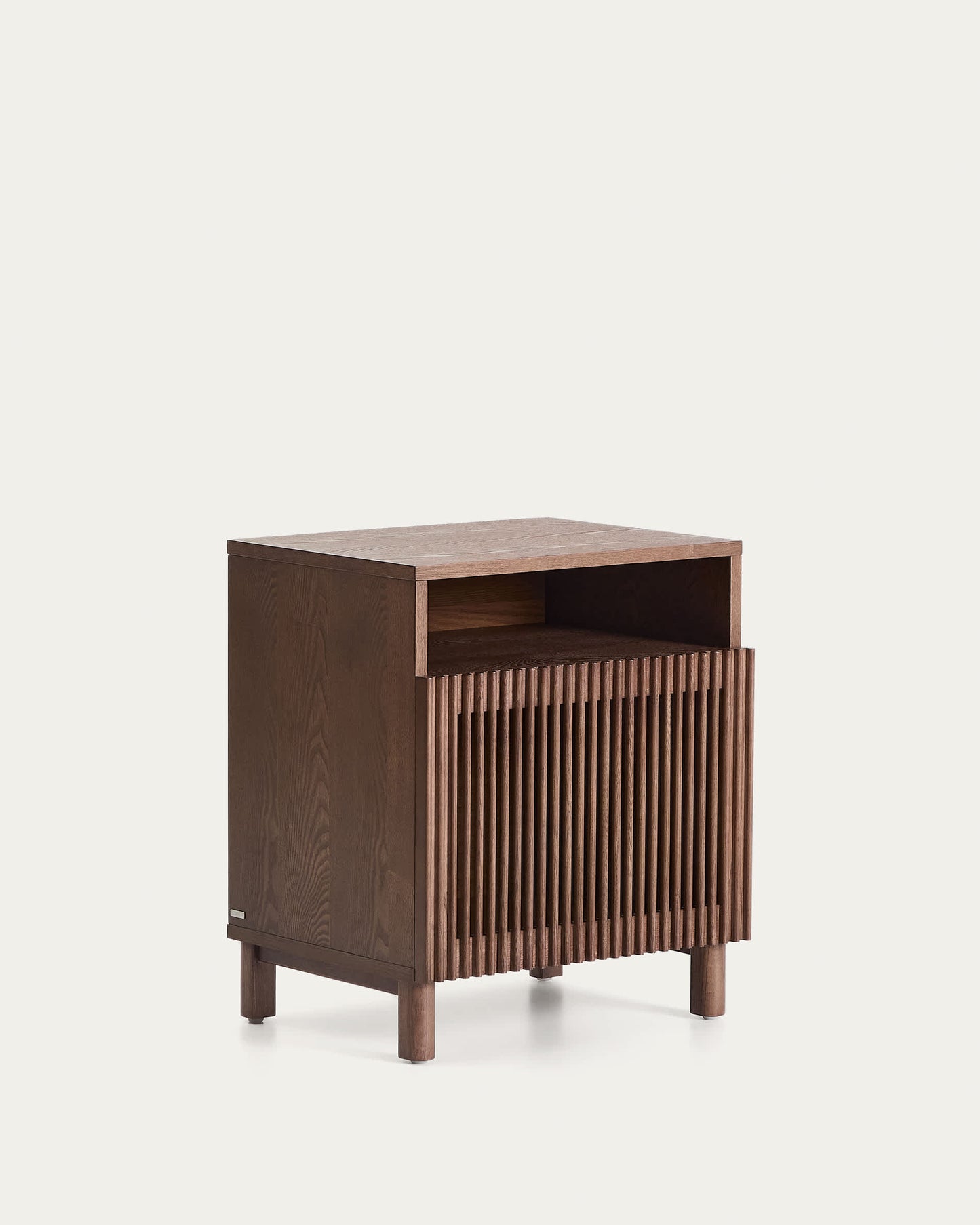Comodino Beyla in impiallacciato e legno massiccio di frassino con finitura noce 53 x 62,5 cm