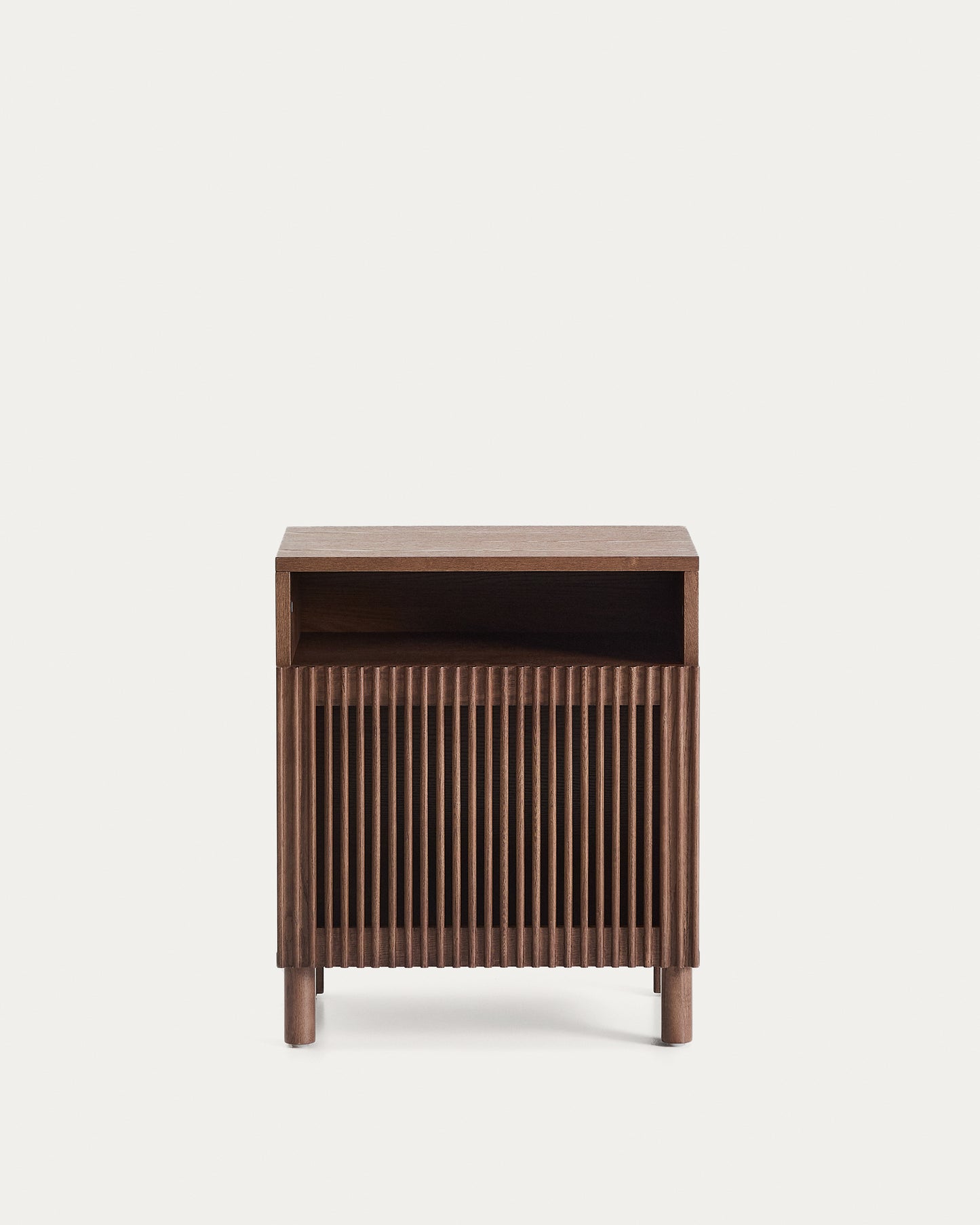 Comodino Beyla in impiallacciato e legno massiccio di frassino con finitura noce 53 x 62,5 cm