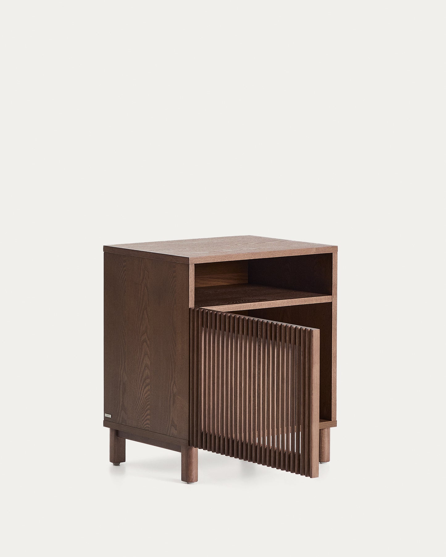 Comodino Beyla in impiallacciato e legno massiccio di frassino con finitura noce 53 x 62,5 cm