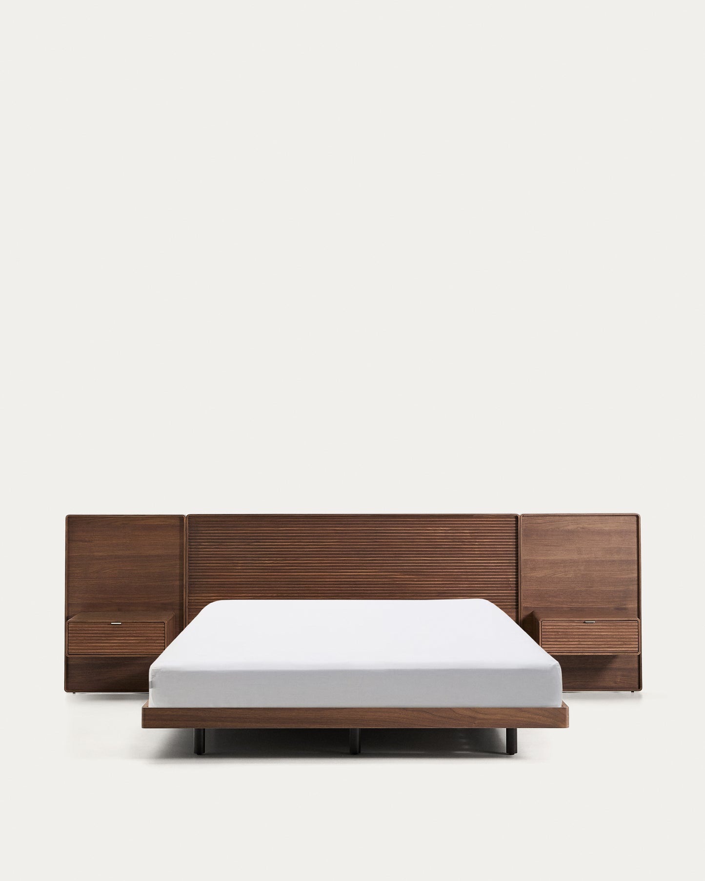 Letto Norlen con 2 comodini in impiallacciatura di noce con finitura scura e luce LED per materasso 160 x 200 cm
