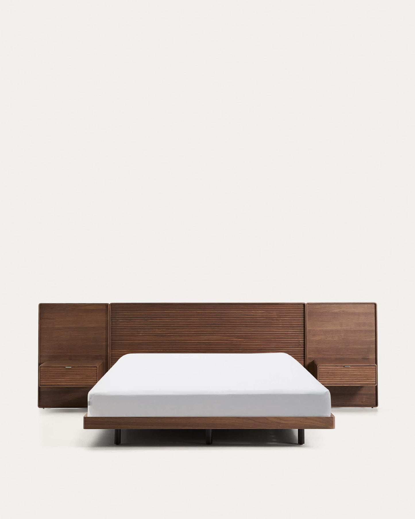 Letto Norlen con 2 comodini in impiallacciatura di noce con finitura scura e luce LED per materasso 160 x 200 cm