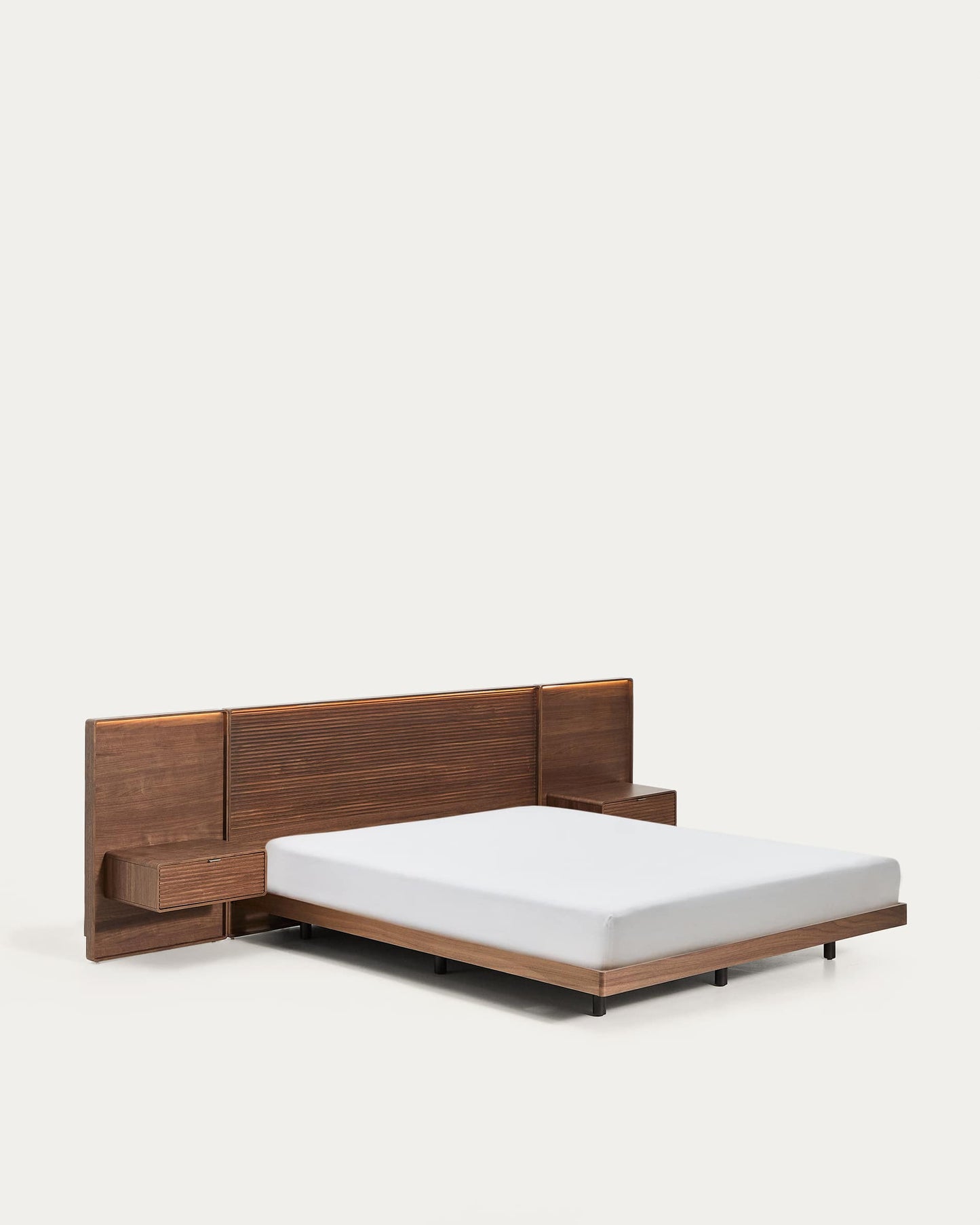 Letto Norlen con 2 comodini in impiallacciatura di noce con finitura scura e luce LED per materasso 160 x 200 cm