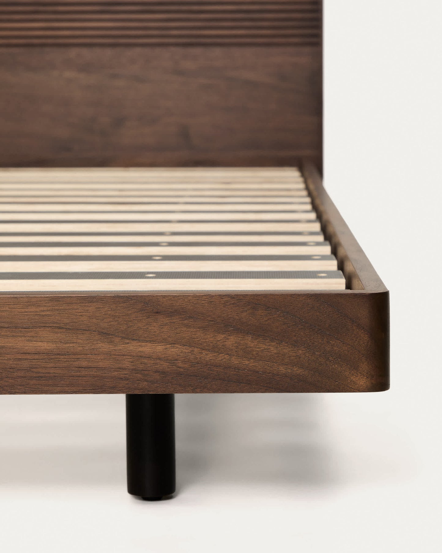 Letto Norlen in impiallacciato di noce con finitura scura e luce LED per materasso da 160 x 200 cm