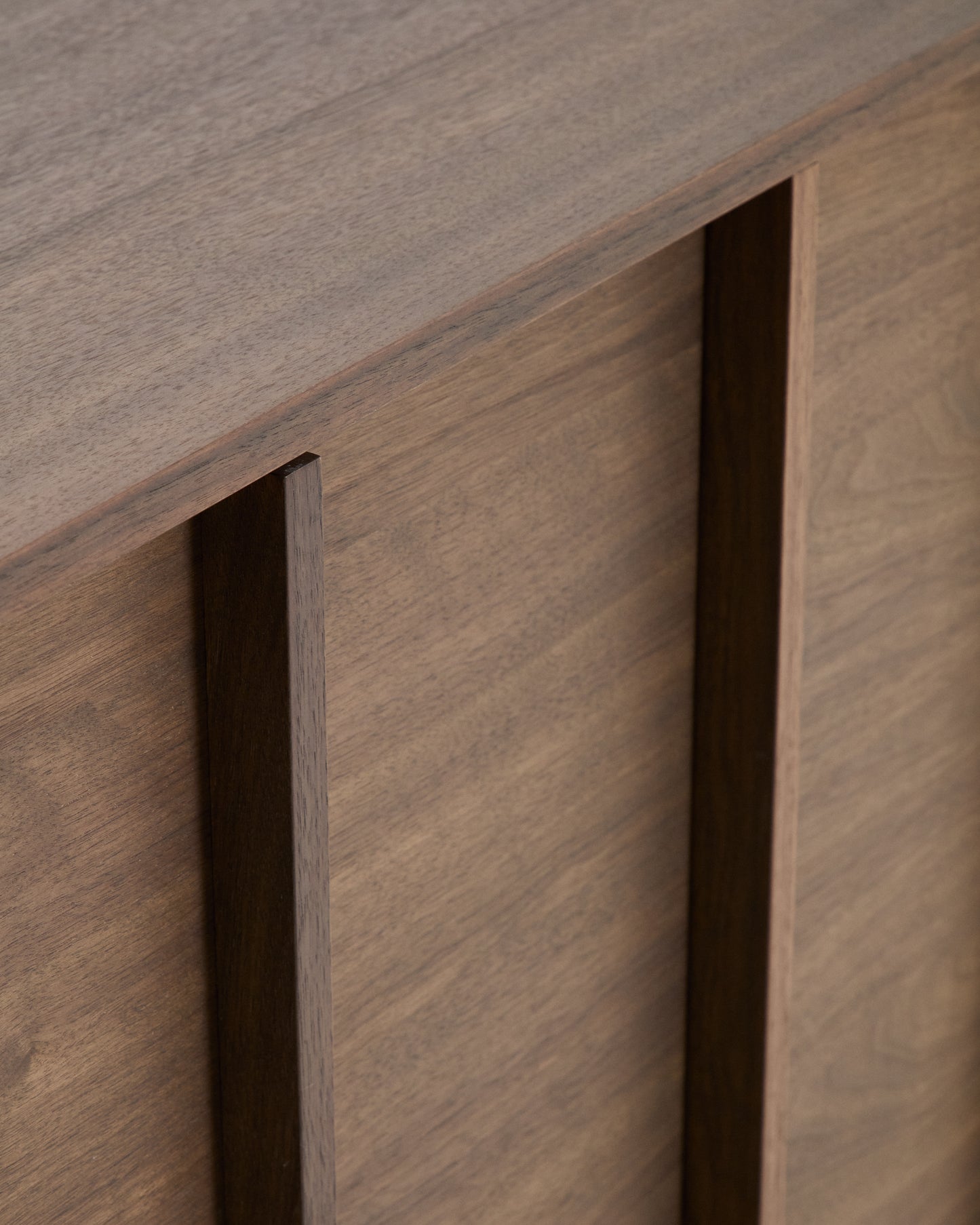 Credenza Onix di impiallacciatura in noce con finitura scura 150 x 80 cm