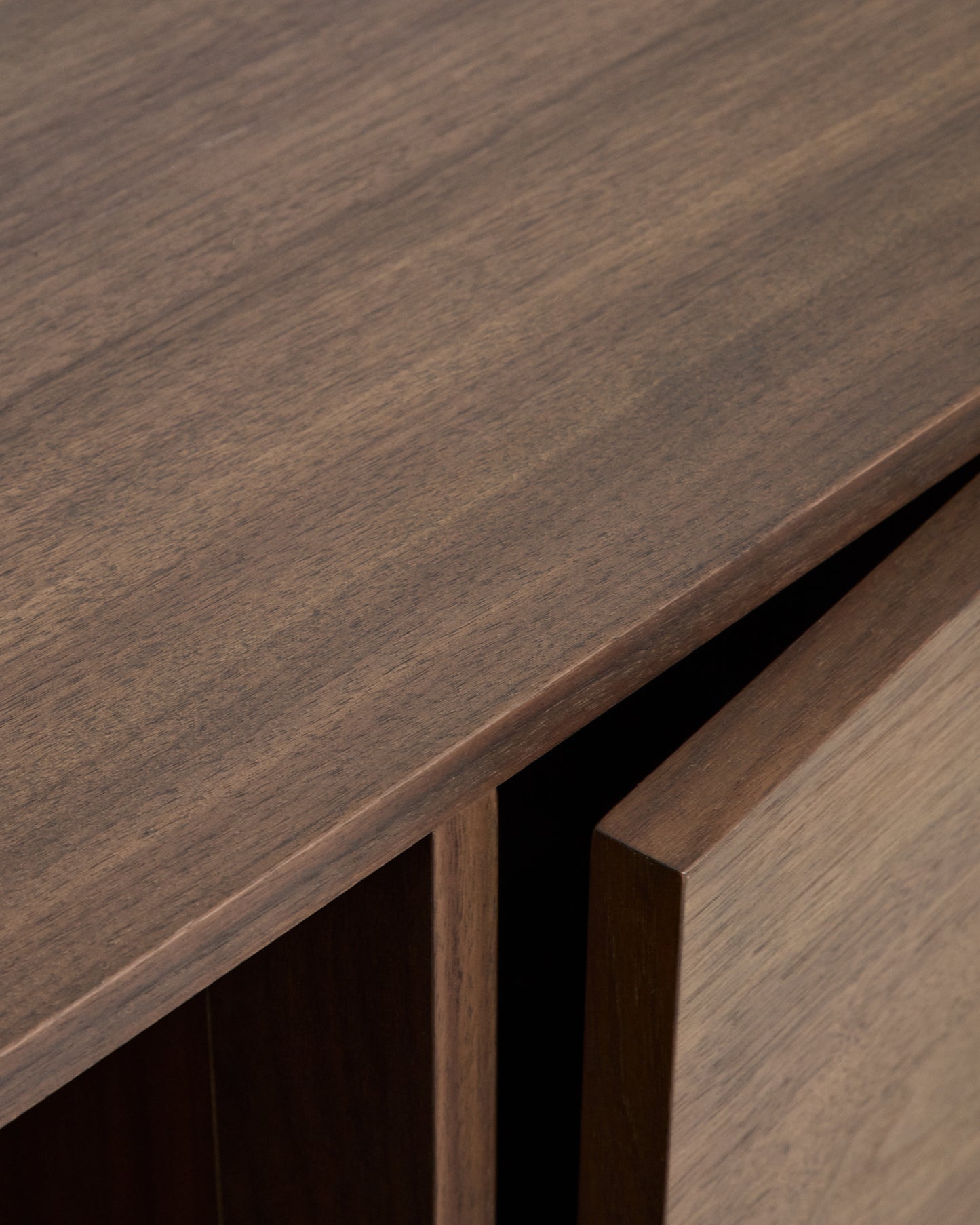 Credenza Onix di impiallacciatura in noce con finitura scura 150 x 80 cm