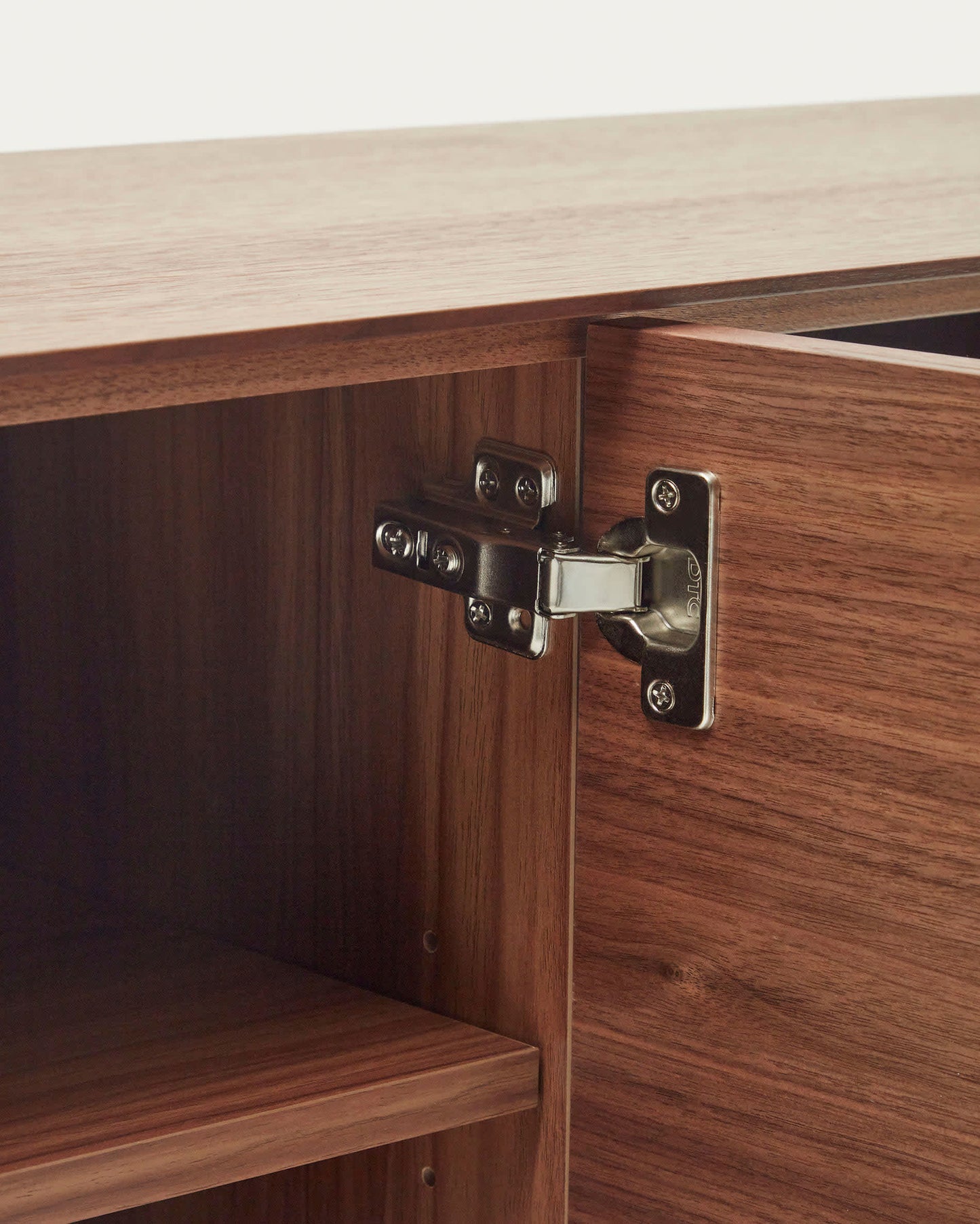 Credenza Vedrana 3 ante impiallacciate noce e gambe in acciaio nero 195x80 cm